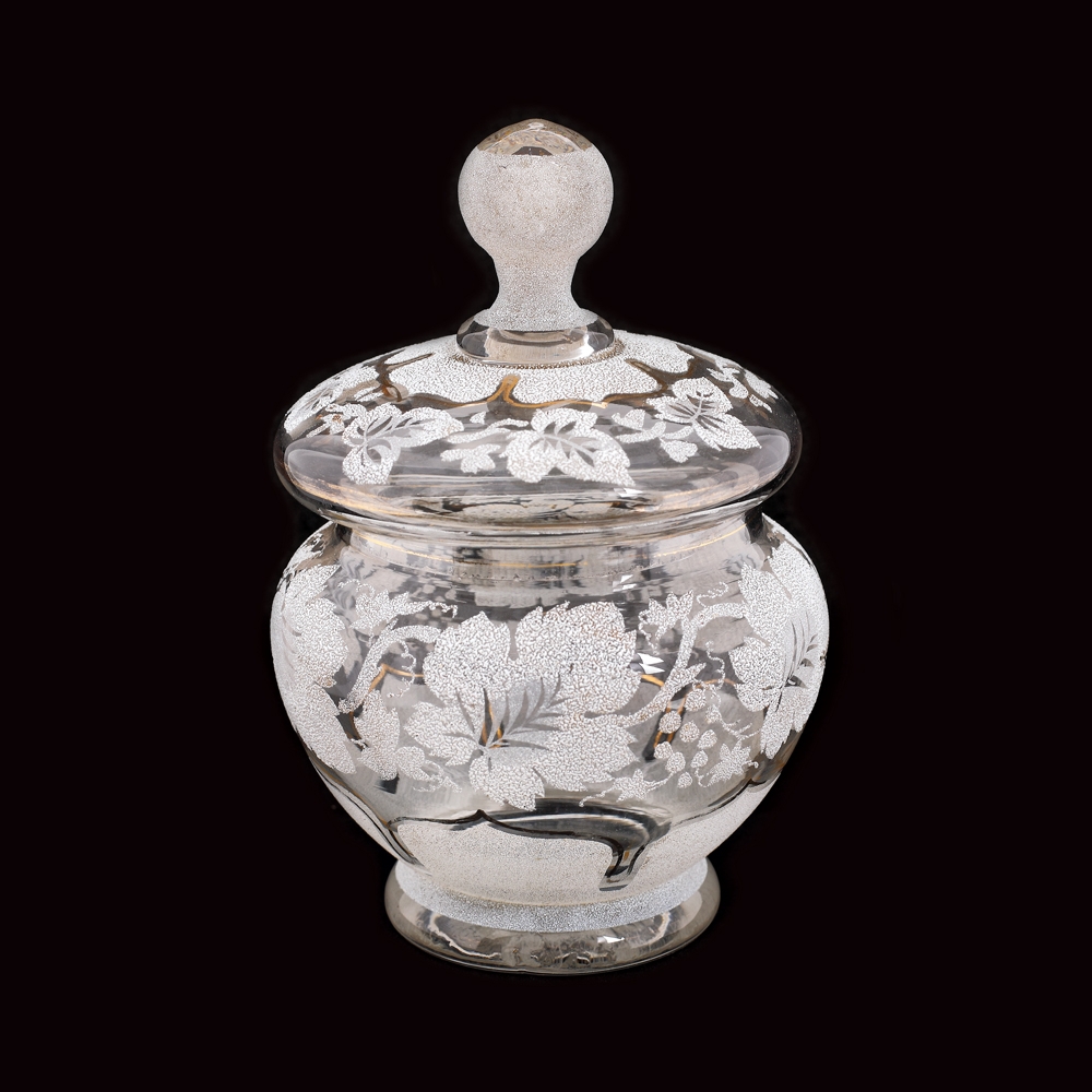 Bombonieră din cristal bohemian emailat și pictat cu aur, decorată cu motive bahice, cca. 1840