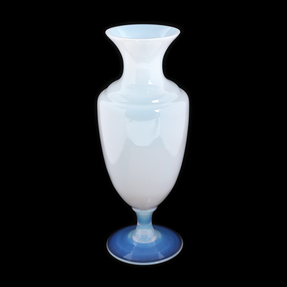Interesant vas Sèvres, Art Deco, din cristal opalescent, cca. 1920