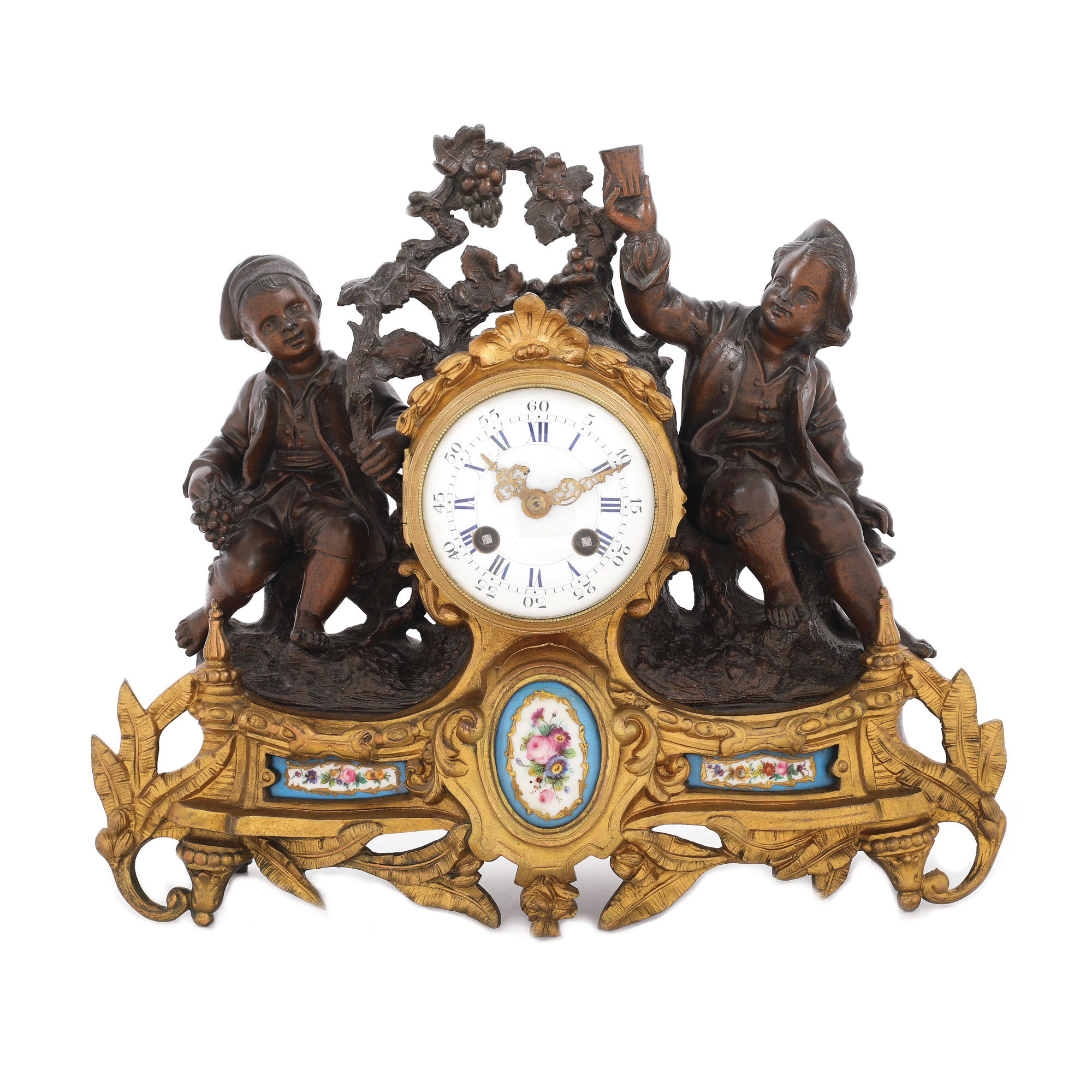 Ceas din bronz aurit și patinat, decorat cu medalioane din porțelan Sèvres pictat, a obținut medalia de aur la expoziția din Paris, 1900