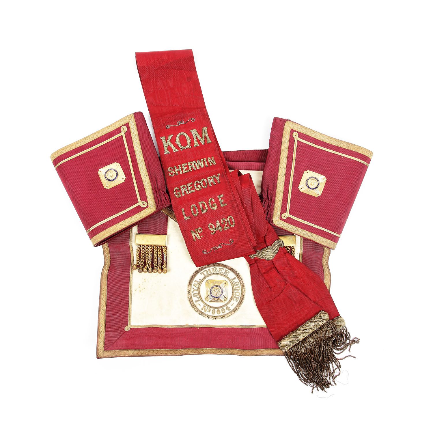 Lot format din şorţ masonic de maestru ”R.A.O.B.”, al lojei "Loyal Tree" nr. 8094, manşete şi lentă a lojei "Sherwin Gregorz" nr. 9430, pentru gradul Knight of the Order of Merit