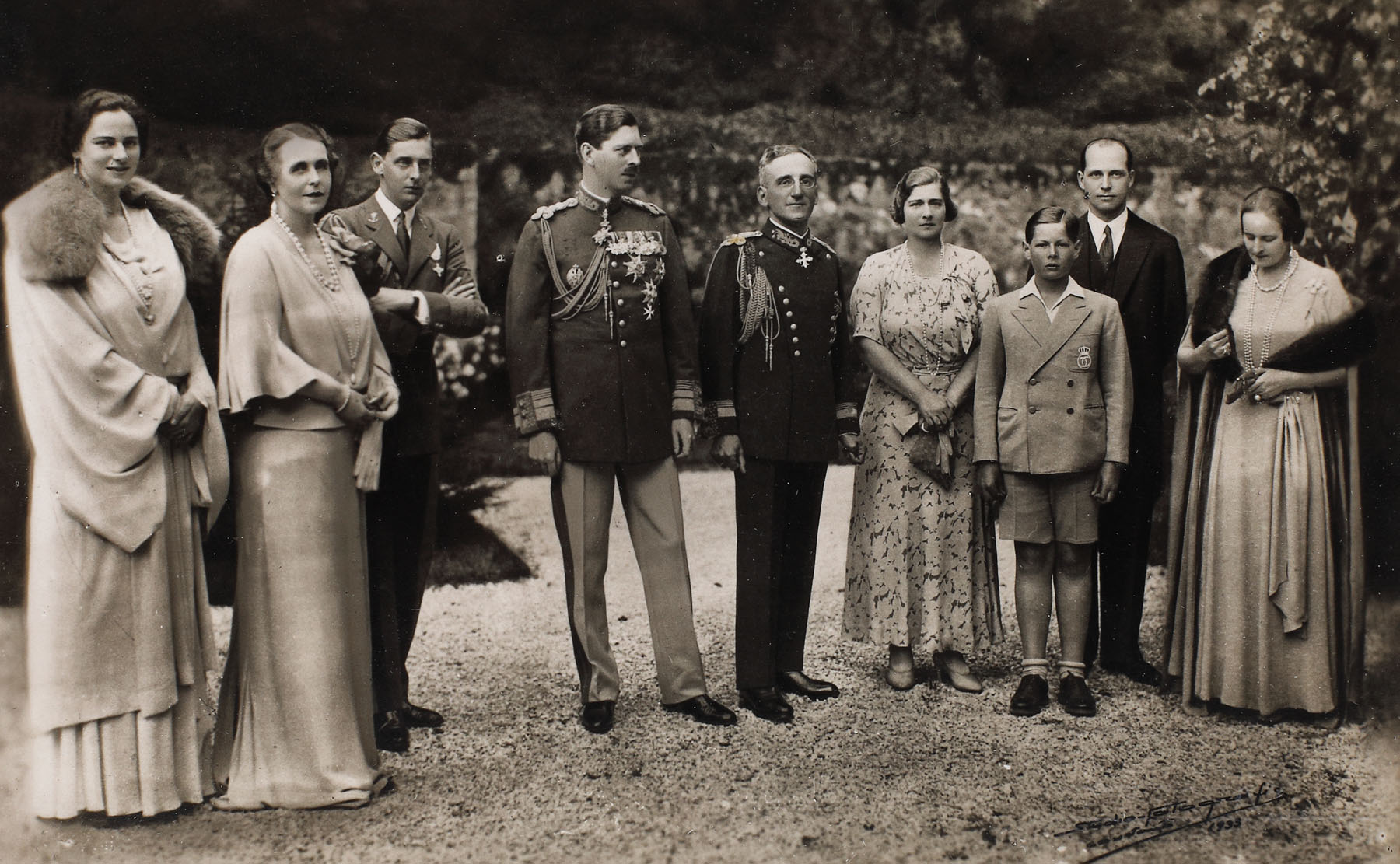 Fotografie ilustrându-i pe Regele Carol al II-lea, Regina Maria, Principesa Ileana, Principele Nicolae, Regele Alexandru I al Iugoslaviei, Principele Mihai, arhiducele Anton de Habsburg și pe Regina Elisabeta a Greciei, Sinaia, 1933