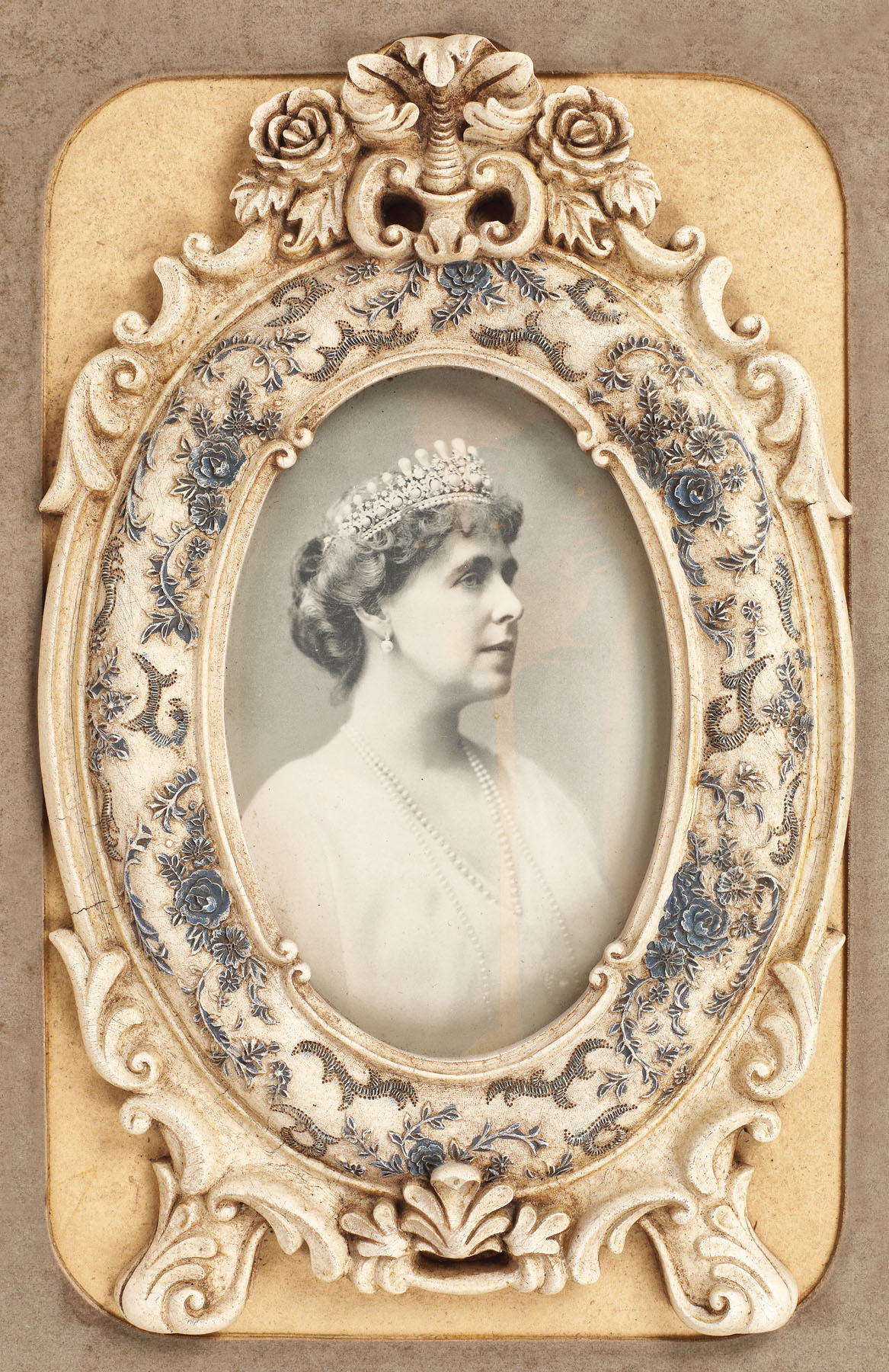Fotografie ilustrând-o pe Principesa Maria, cca. 1920, în ramă în stil Neo-baroc