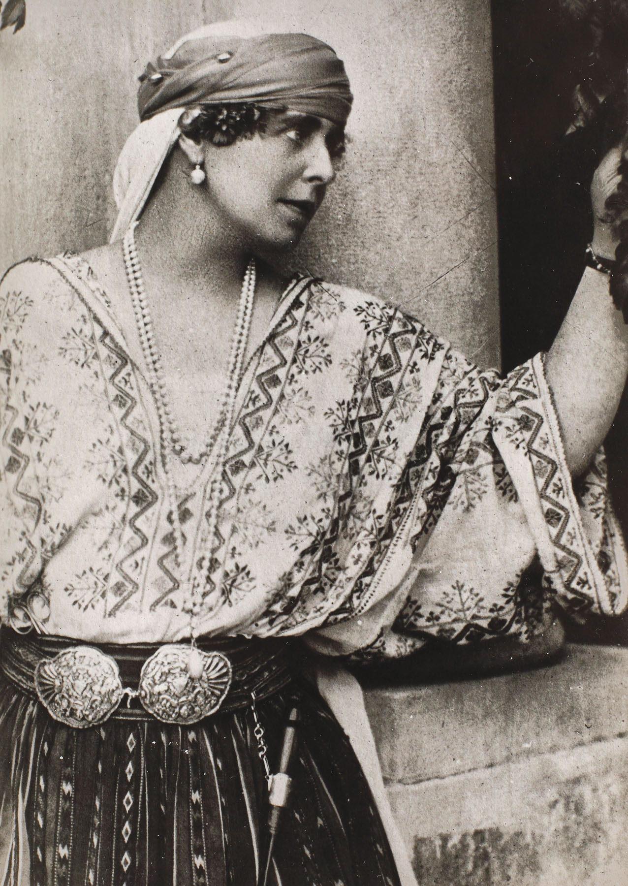 Fotografie ilustrând-o pe Regina Maria în costum popular muntenesc, cu paftale săsești, cca. 1923