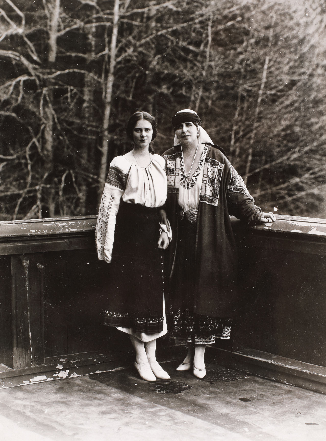 Fotografie ilustrându-le pe Principesa Ileana și pe Regina Maria, în costume populare românești, cca. 1925