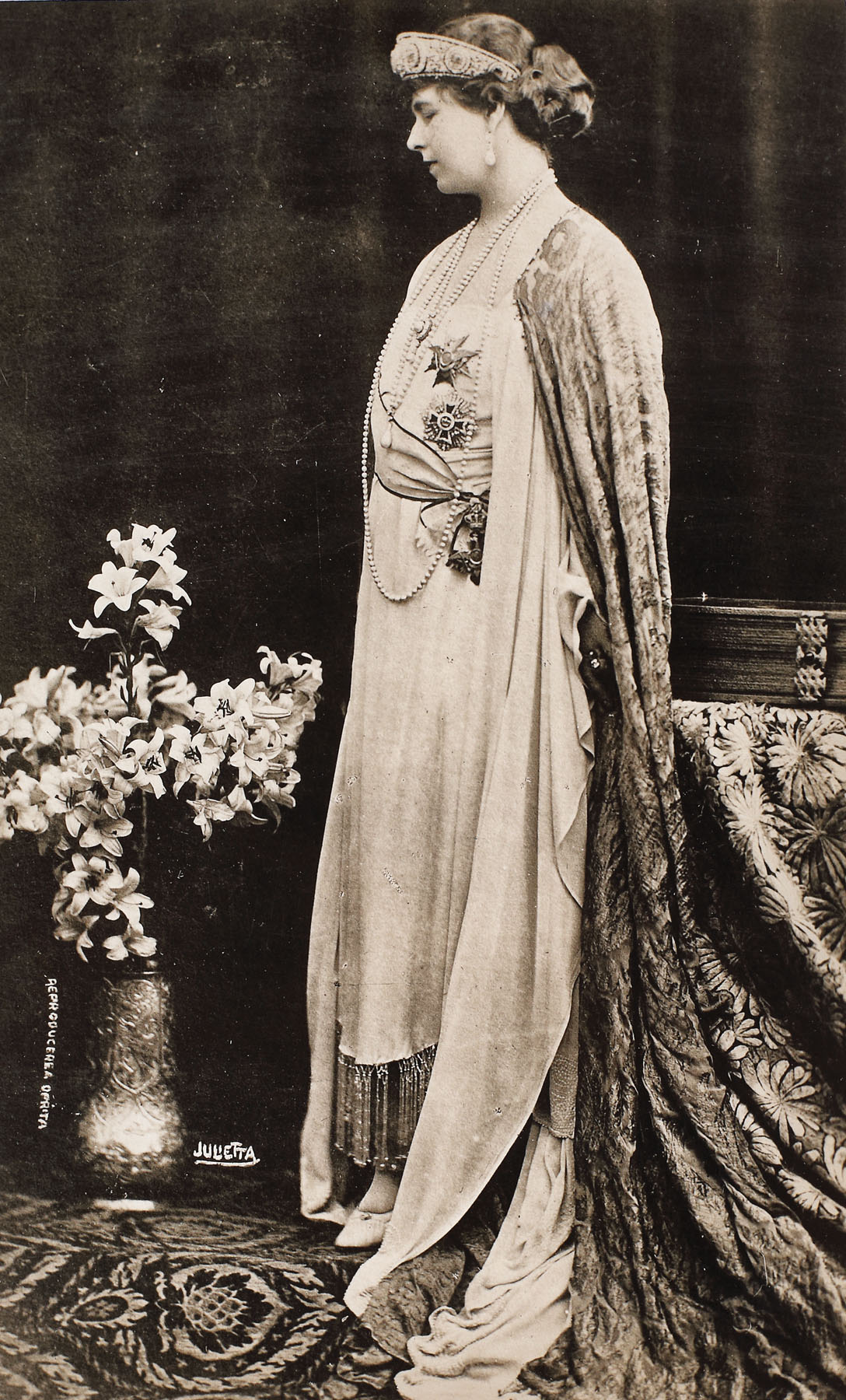  Fotografie ilustrând-o pe Regina Maria la Cotroceni, cca. 1925