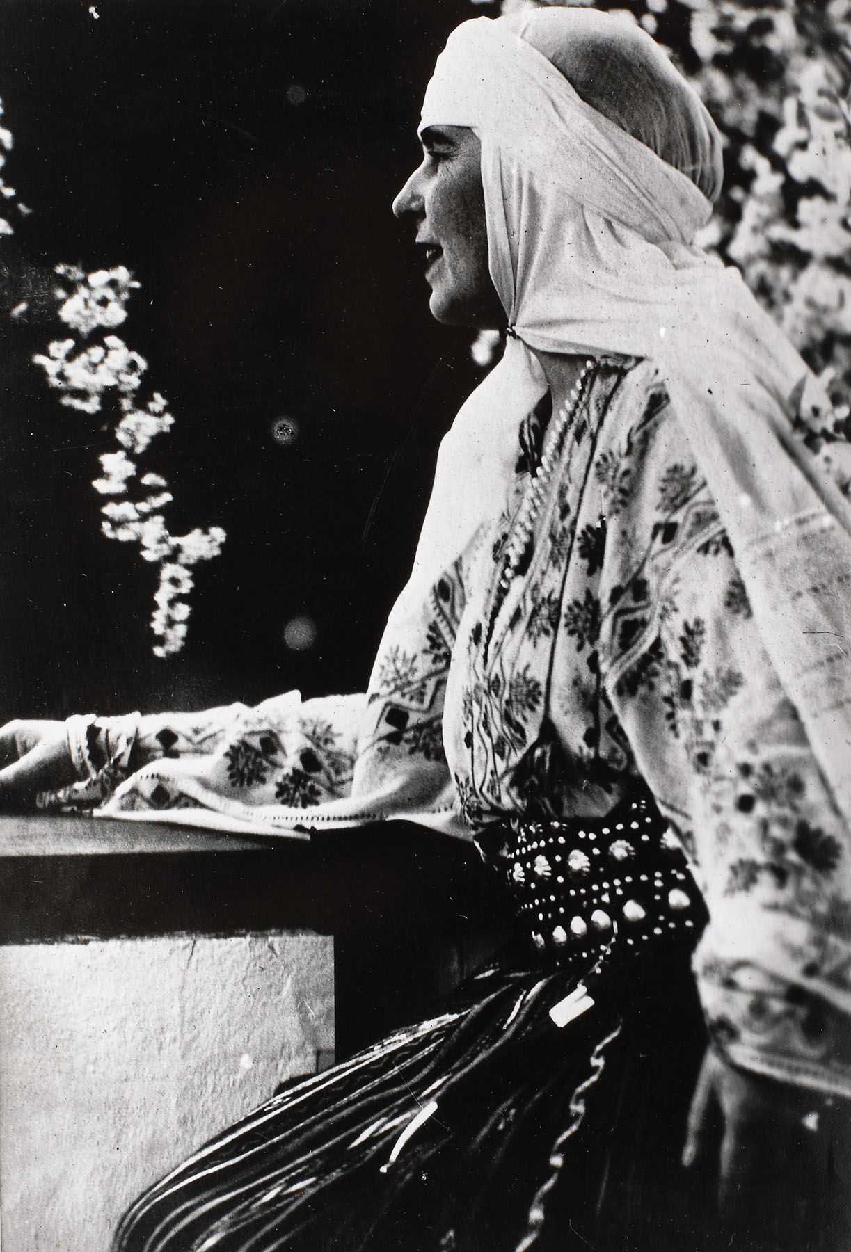  Fotografie ilustrând-o pe Regina Maria în costum popular, cca. 1935
