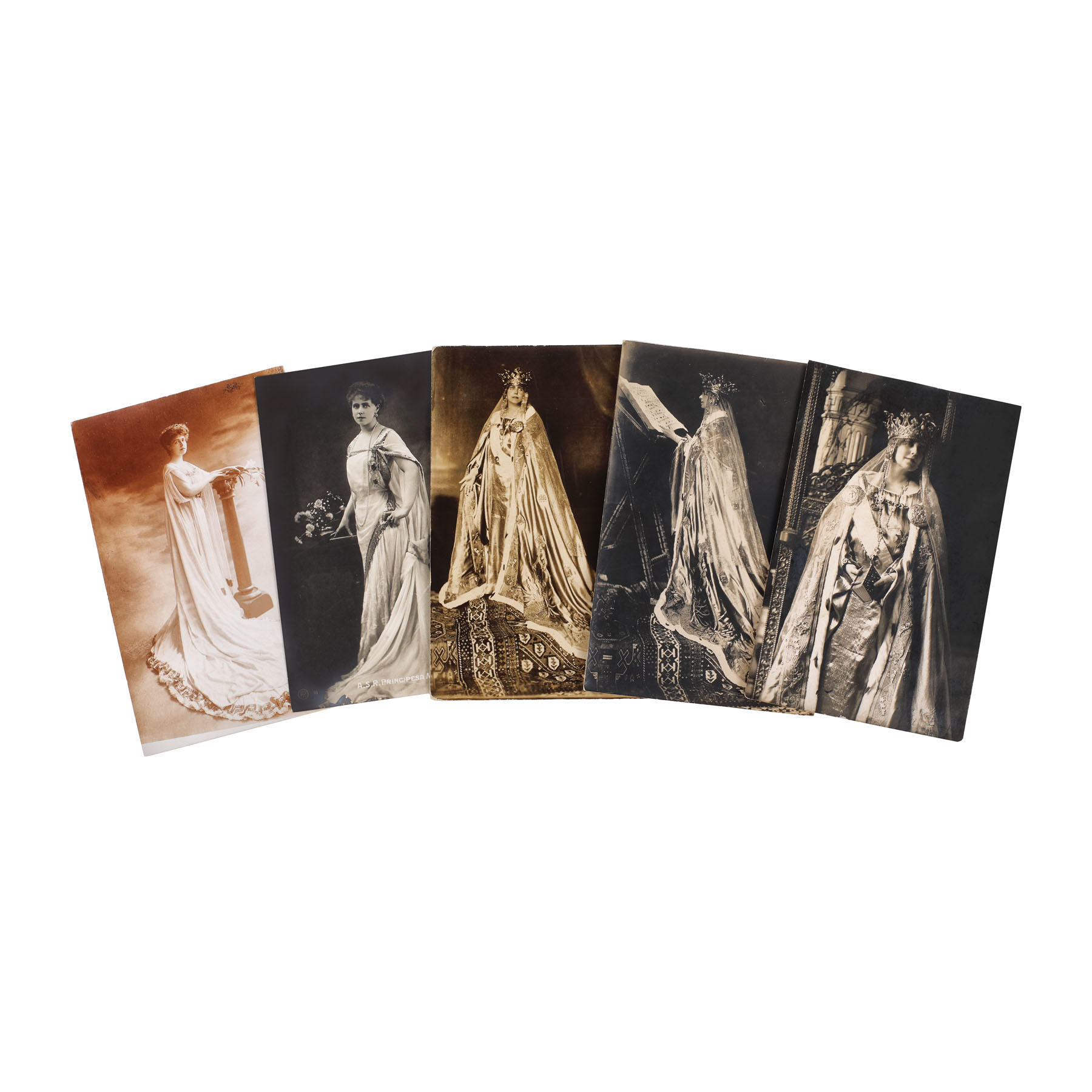 Lot format din cinci cărți poștale ilustrând-o pe Regina Maria în ținută de încoronare, în sala de marmură a castelului Peleș, ateliere Guggenberger-Mairovits și Franz Mandy, cca. 1920
