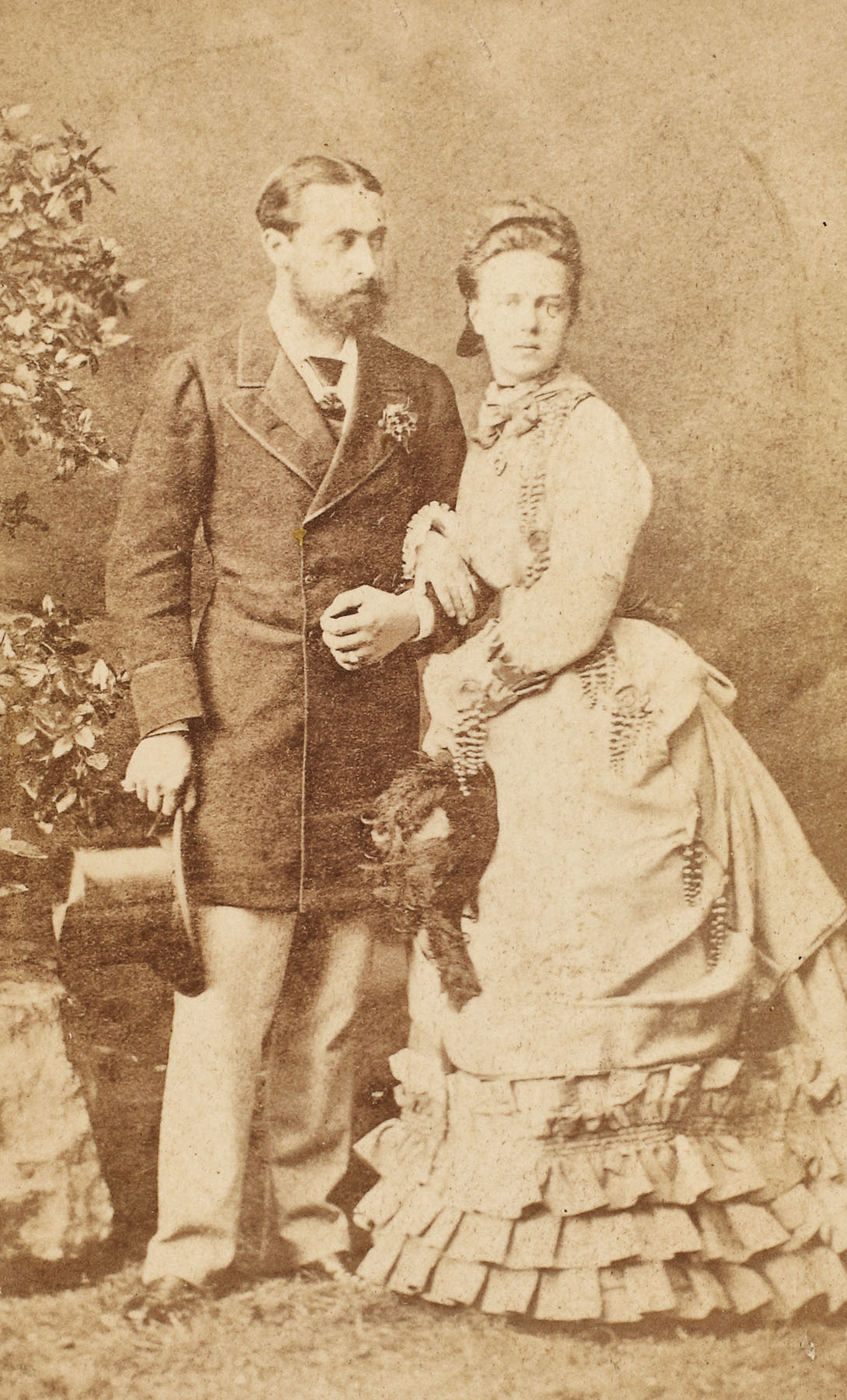 Fotografie ilustrându-i pe părinții Reginei Maria, Alfred, Duce de Saxa-Coburg și Gotha și pe Marea Ducesă Maria Alexandrovna a Rusiei, atelier Franz Backofen, cca.1880