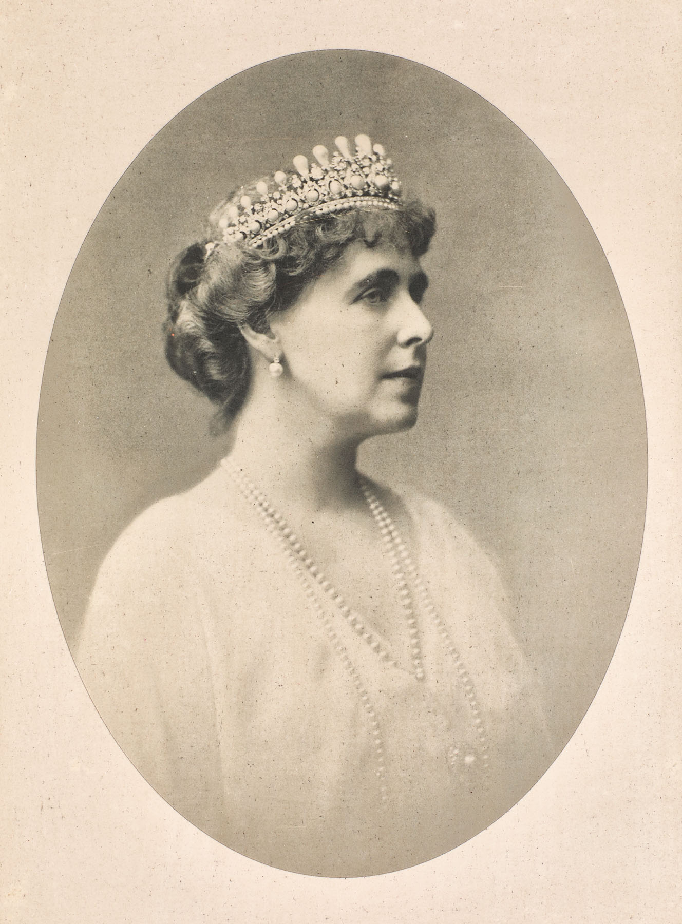 Fotografie-portret a Reginei Maria, cca. 1925