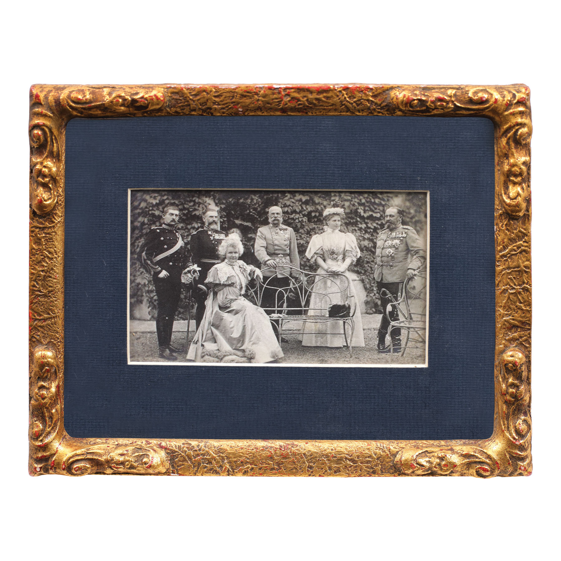 Fotografie ilustrându-i pe Regina Elisabeta alături de principele moştenitor Ferdinand, regele Carol I, împăratul Franz Josef, principesa moştenitoare Maria și pe principele Alfred de Edinburg, Cotroceni, 1896