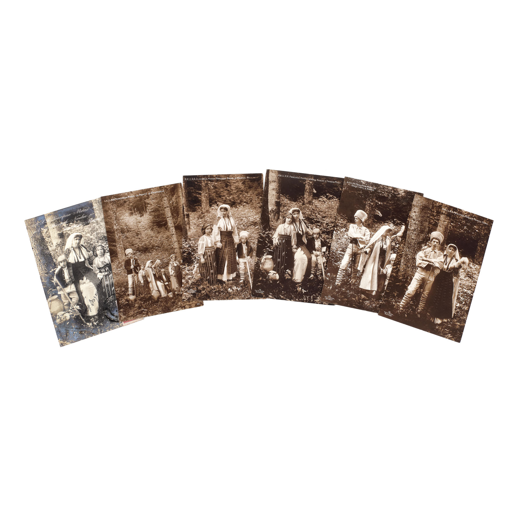 Lot format din șase cărti poștale ilustrând-o pe Pricipesa Maria alături de copiii săi, principele Carol, principele Nicolae și principesa Maria, în costume populare, Sinaia, cca. 1910