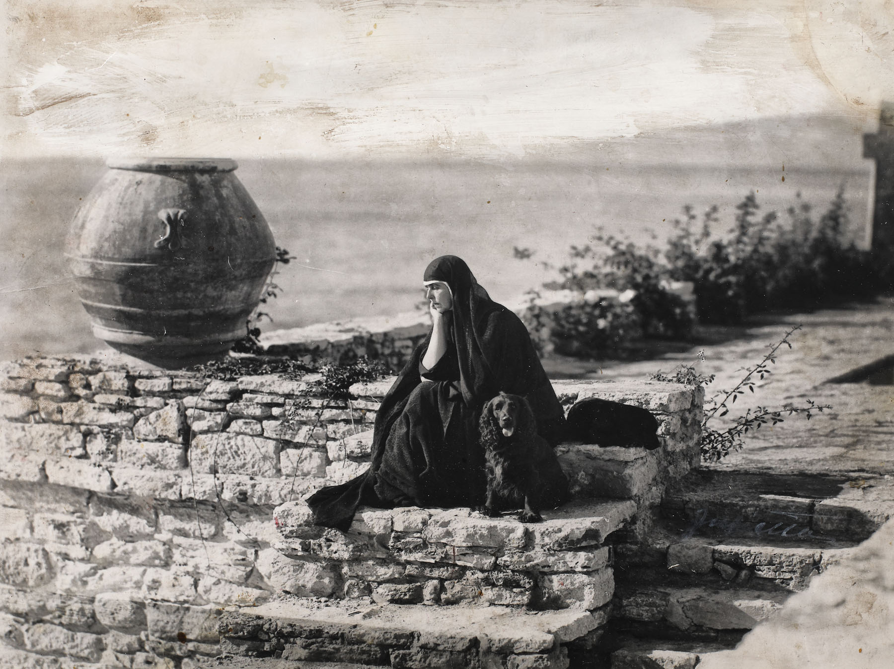 Fotografie ilustrând-o pe Regina Maria la Balcic, cca. 1930