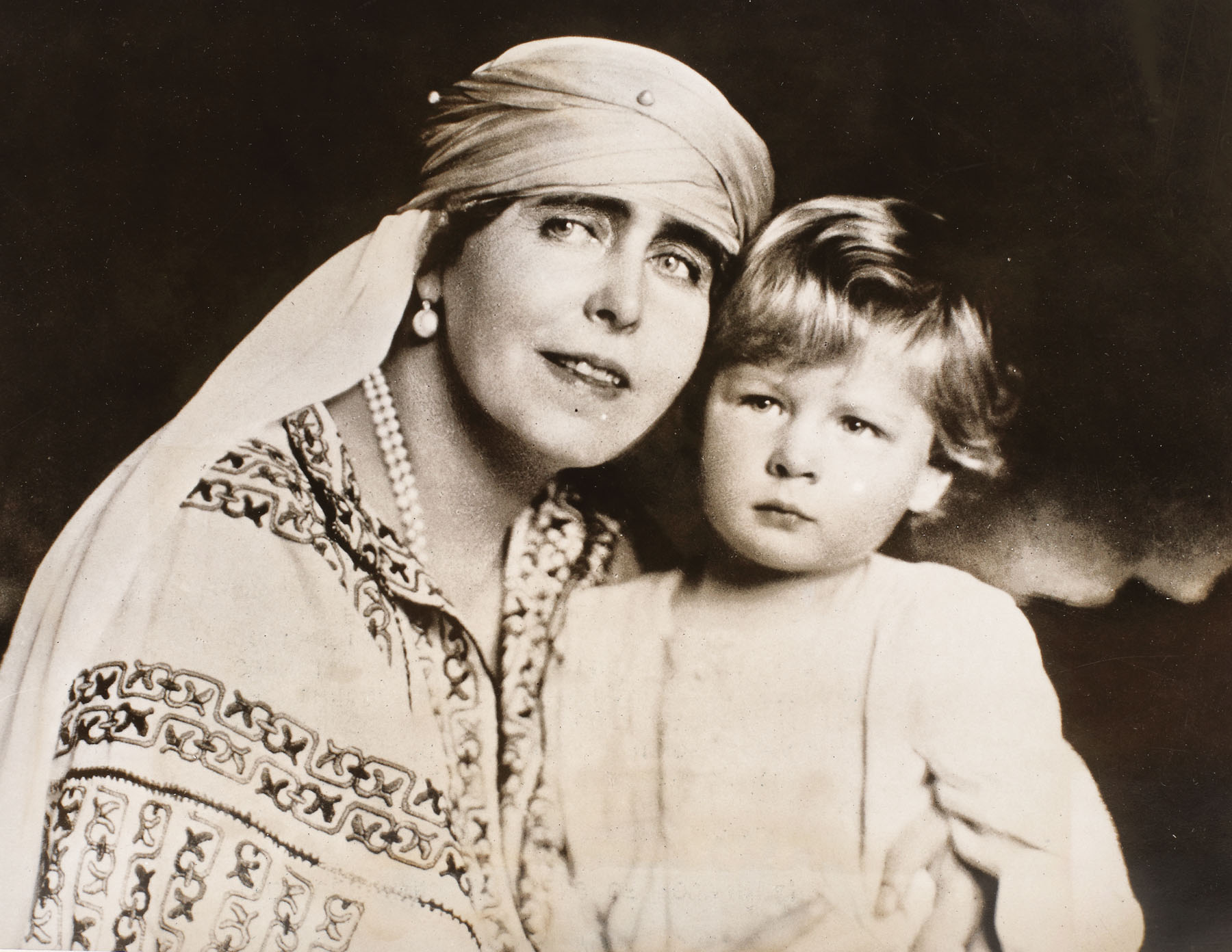 Fotografie ilustrând-o pe Regina Maria alături de Principele Mihai, cca. 1925