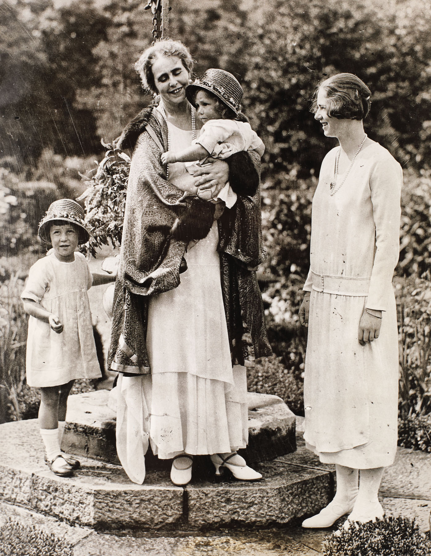 Fotografie ilustrându-le pe Regina Maria și pe Prințesa Ileana, cca. 1925