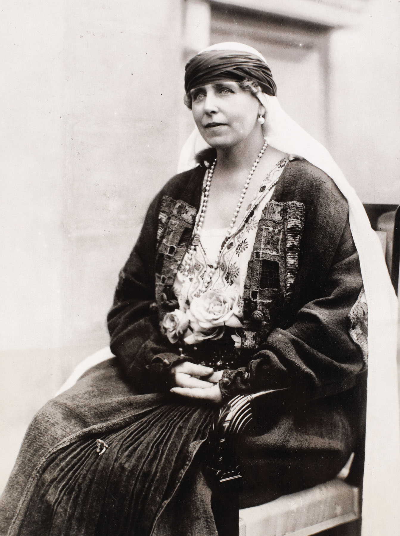 Fotografie ilustrând-o pe Regina Maria în costum popular, cca. 1930