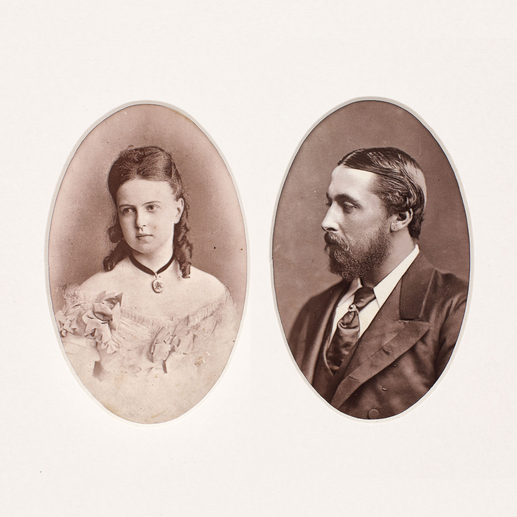 Lot format din două fotografii ilustrându-i pe părinții Reginei Maria, Alfred, Duce de Saxa-Coburg și Gotha și pe Marea Ducesă Maria Alexandrovna a Rusiei, cca. 1873