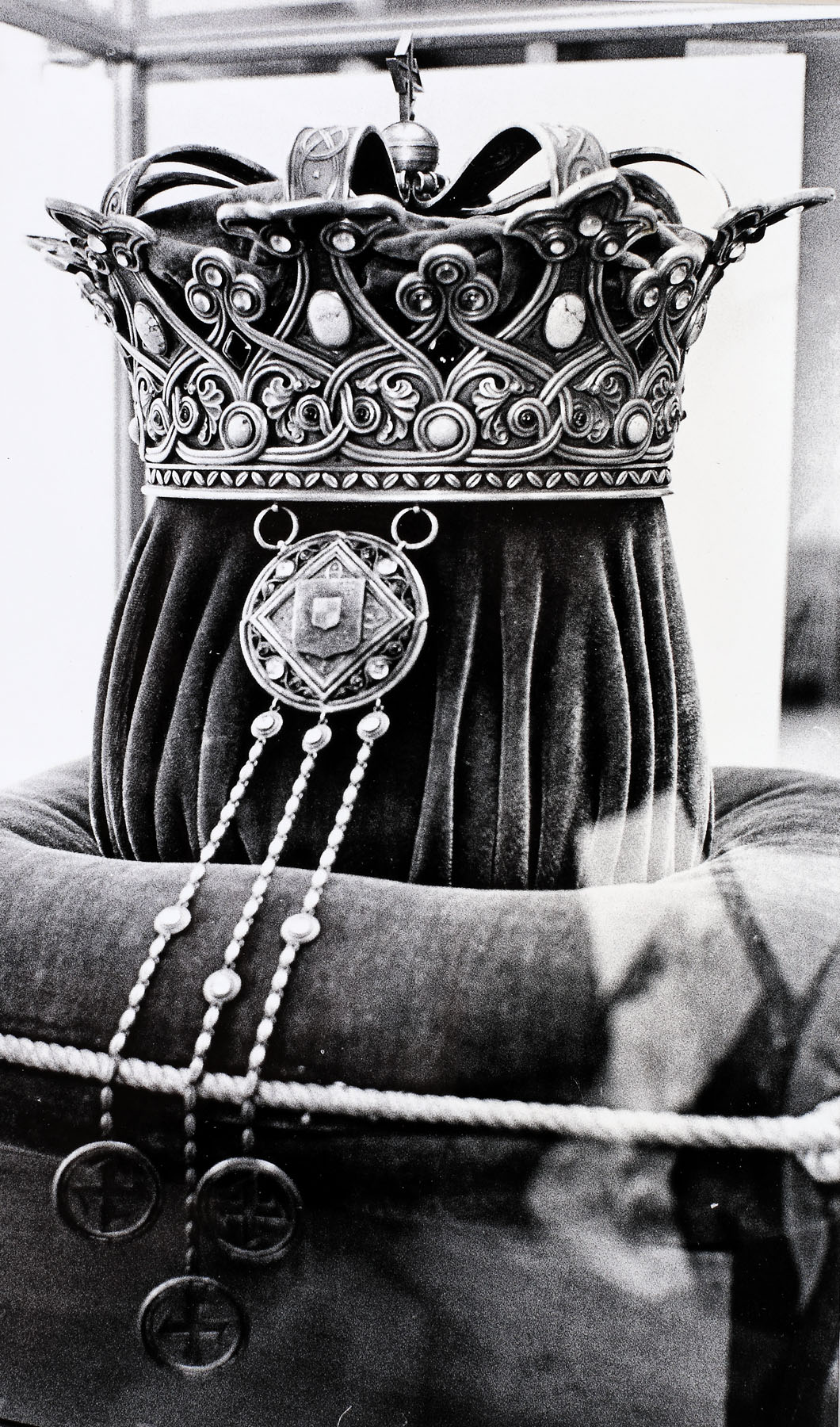 Fotografie ilustrând coroana Reginei Maria