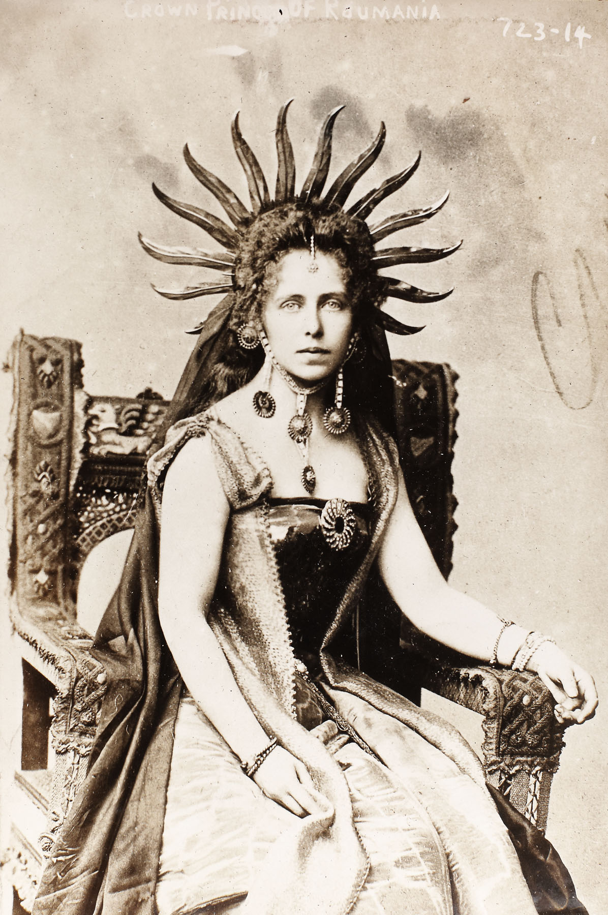 Fotografie de presă ilustrând-o pe Principesa Maria, în costum de inspirație celtică, cca. 1900
