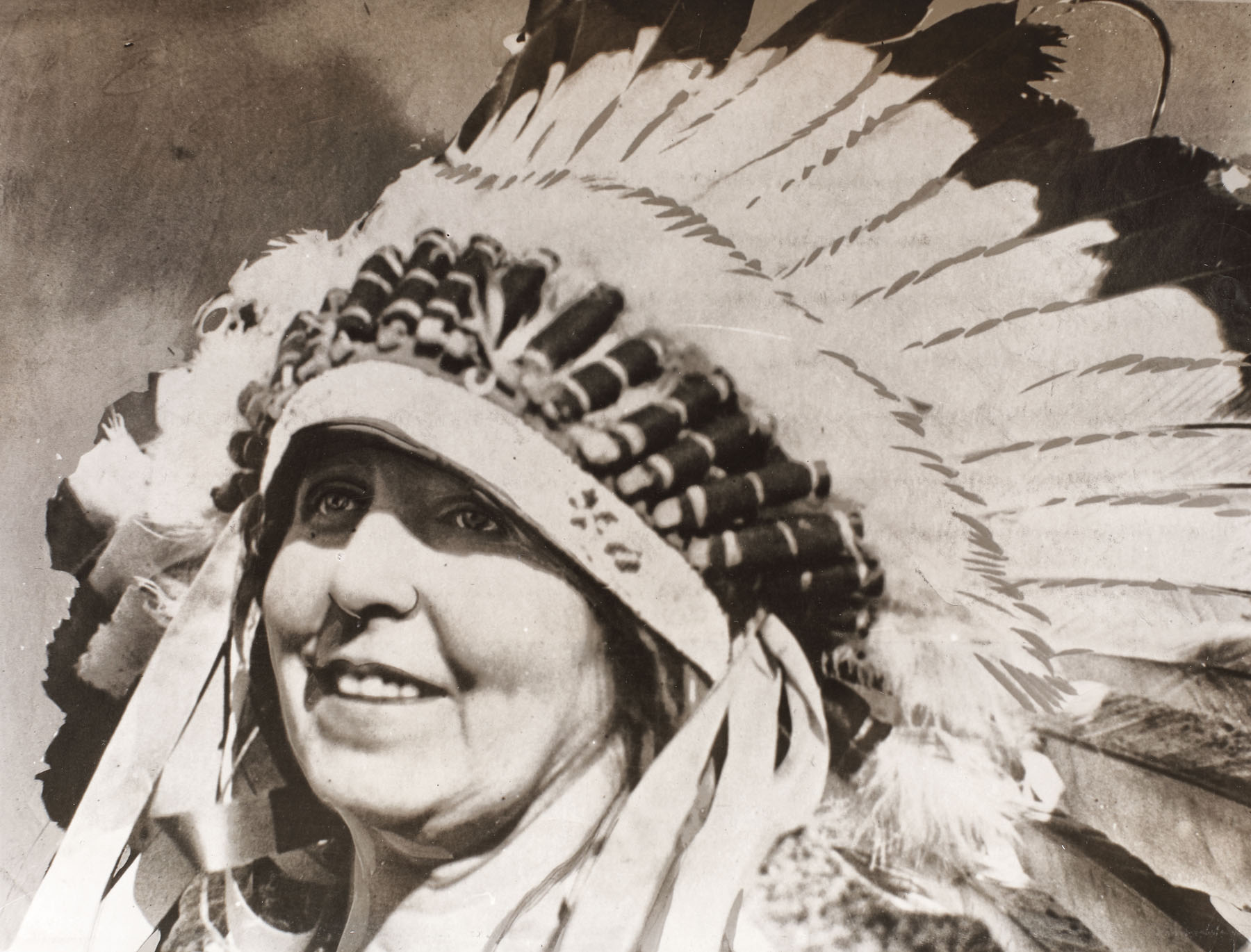 Fotografie de presă ilustrând-o pe "Femeia Războinic" sau "Winyan Kipanpi Win - Femeia pe care o chemi", titlu și nume date Reginei Maria de către căpetenia tribului Sioux, 11 noiembrie 1926