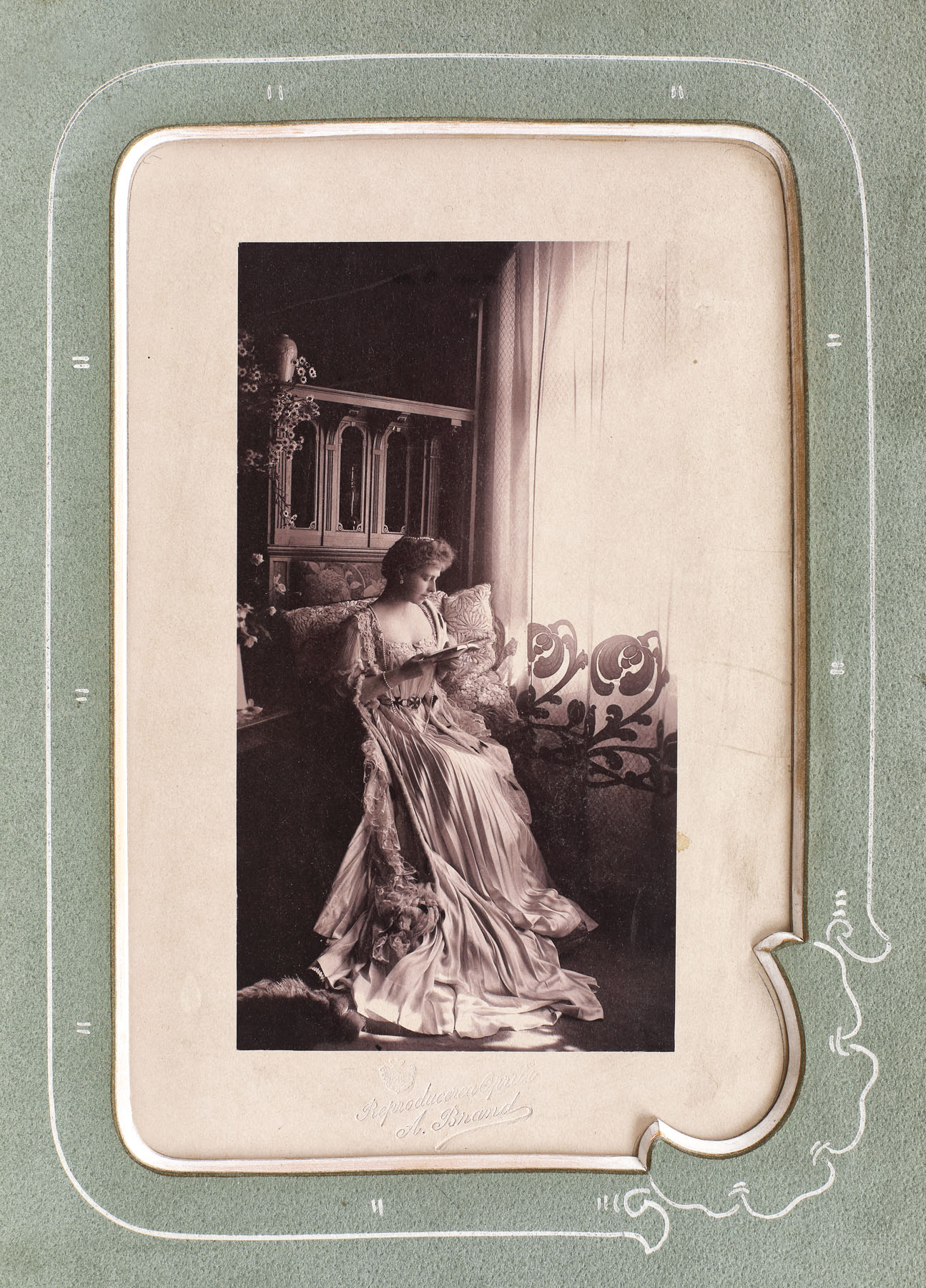 Fotografie ilustrând-o pe Principesa Maria, la Pelișor, Sinaia, cca. 1905