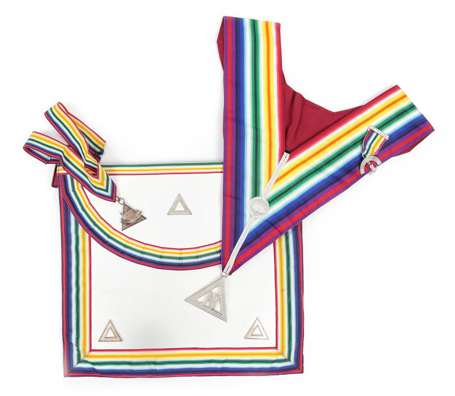 Lot format din șorț masonic de maestru, două colane și insignă ale ritului Scoțian Antic și Acceptat