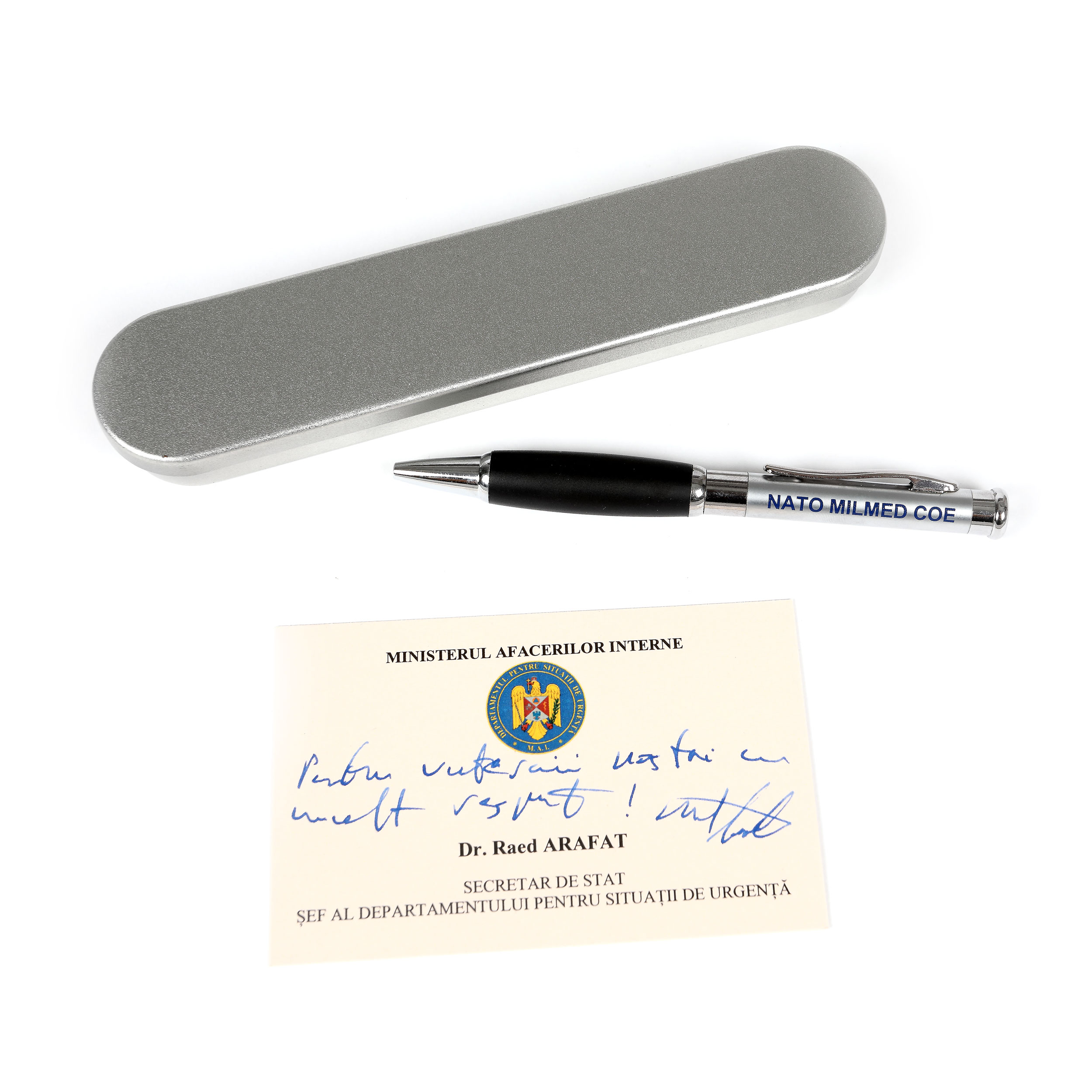 Pix ”NATO Centre of Excellence for Military Medicine”, cu lanternă și laser, a aparținut fostului Ministru interimar al Sănătății, Raed Arafat, însoțit de cartea de vizită a doctorului, cu dedicație