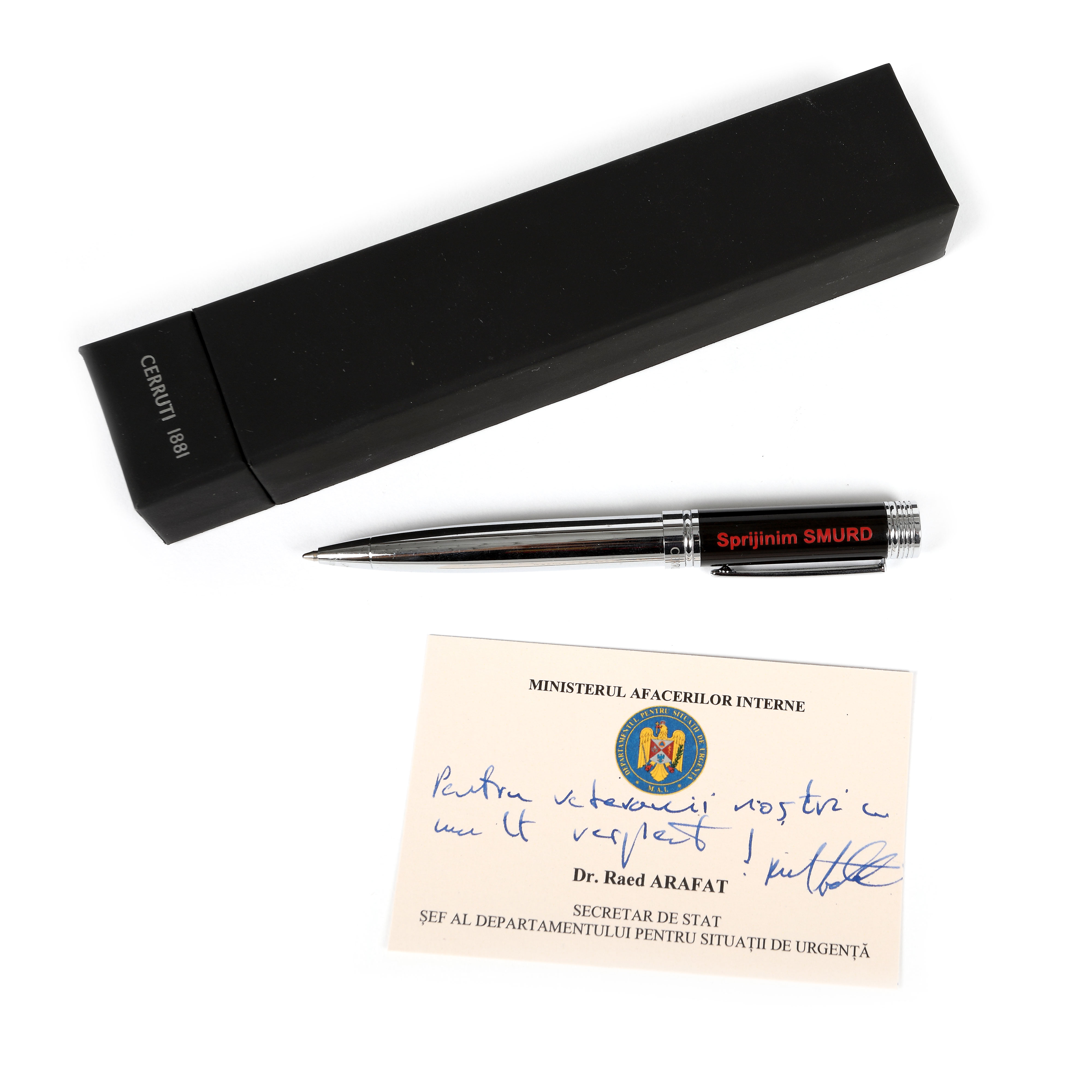 Pix ”Cerruti 1881”, purtând inscripția ”Sprijinim SMURD”, a aparținut fostului Ministru interimar al Sănătății, Raed Arafat, însoțit de cartea de vizită a doctorului, cu dedicație