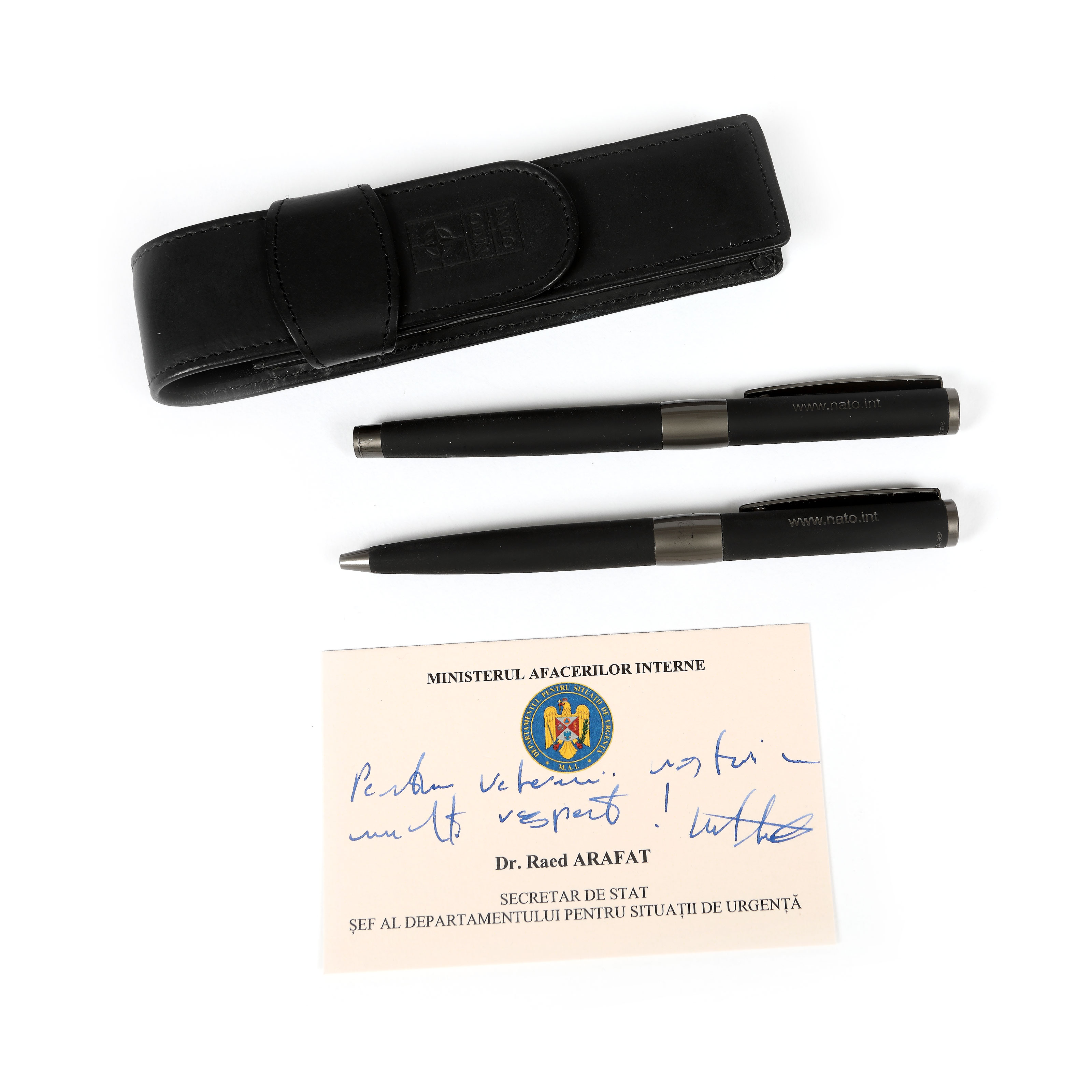 Lot format din două pixuri ”NATO”, au aparținut fostului Ministru interimar al Sănătății, Raed Arafat, însoțite de cartea de vizită a doctorului, cu dedicație
