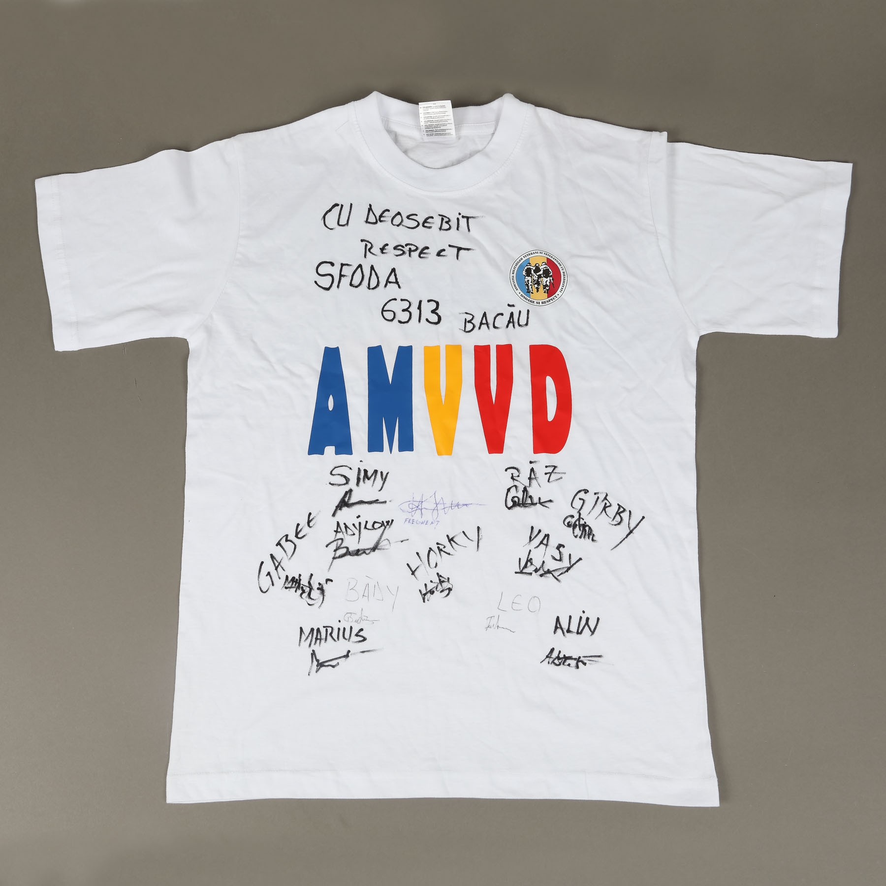 Tricou al Asociației Militarilor Veterani și Veteranilor cu Dizabilități, cu semnăturile membrilor SFODA 6313, care au participat la misiuni de asistență militară prin luptă în teatrele de operații din Afganistan