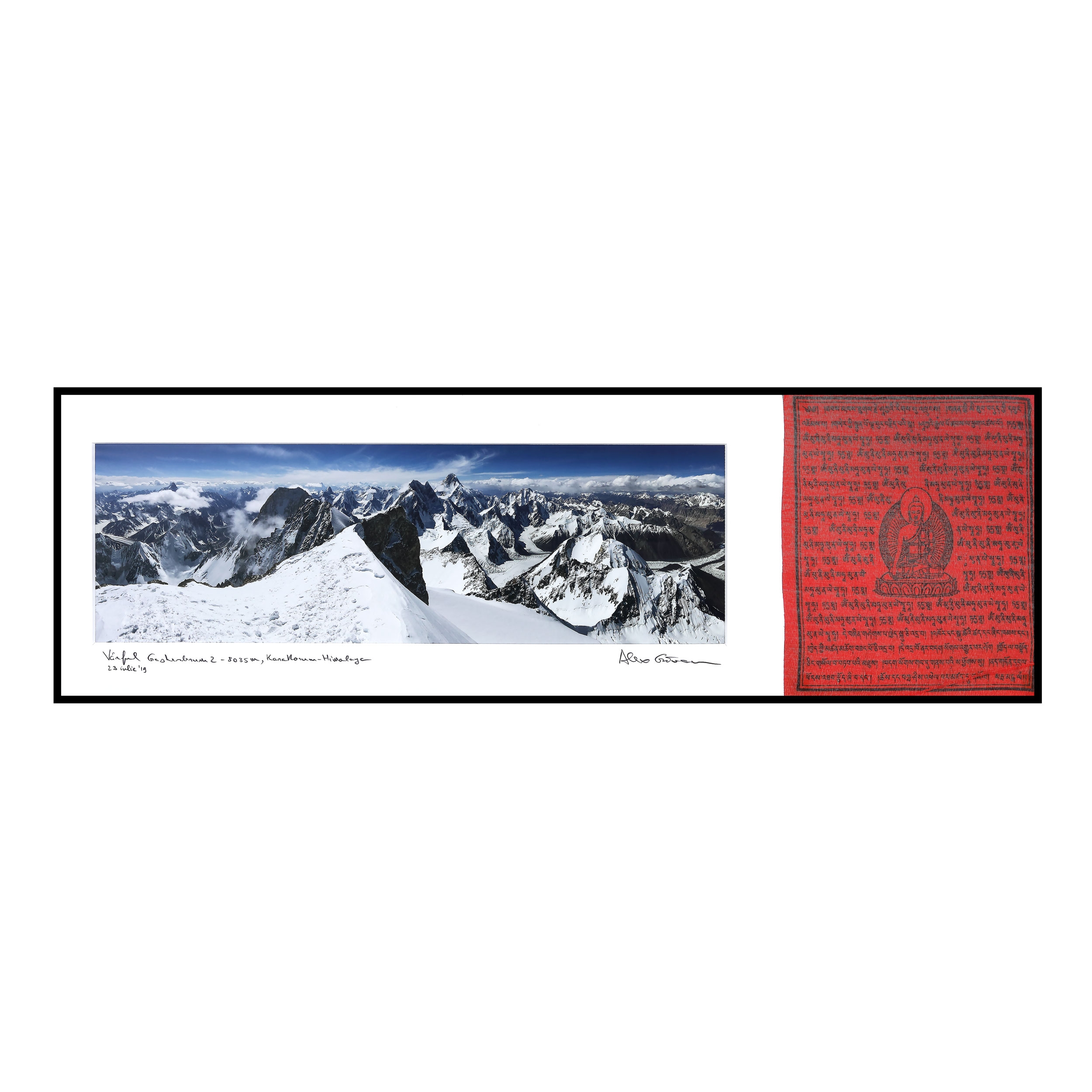 Lot format dintr-o fotografie panoramică realizată de alpinistul Alex Găvan în momentul atingerii, fără oxigen suplimentar, a vârfului Gasherbrum II (K4) de 8035 m, din munții Karakorum–Himalaya, 23 iulie 2019. Fotografia, cu semnătura alpinistului, conține și celebrul vârf K2 - 8611 m, iar în partea dreaptă se află o bucată din steagul budist arborat pentru protecție pe cortul său din tabăra de bază de la 5000 m, în timpul expediției