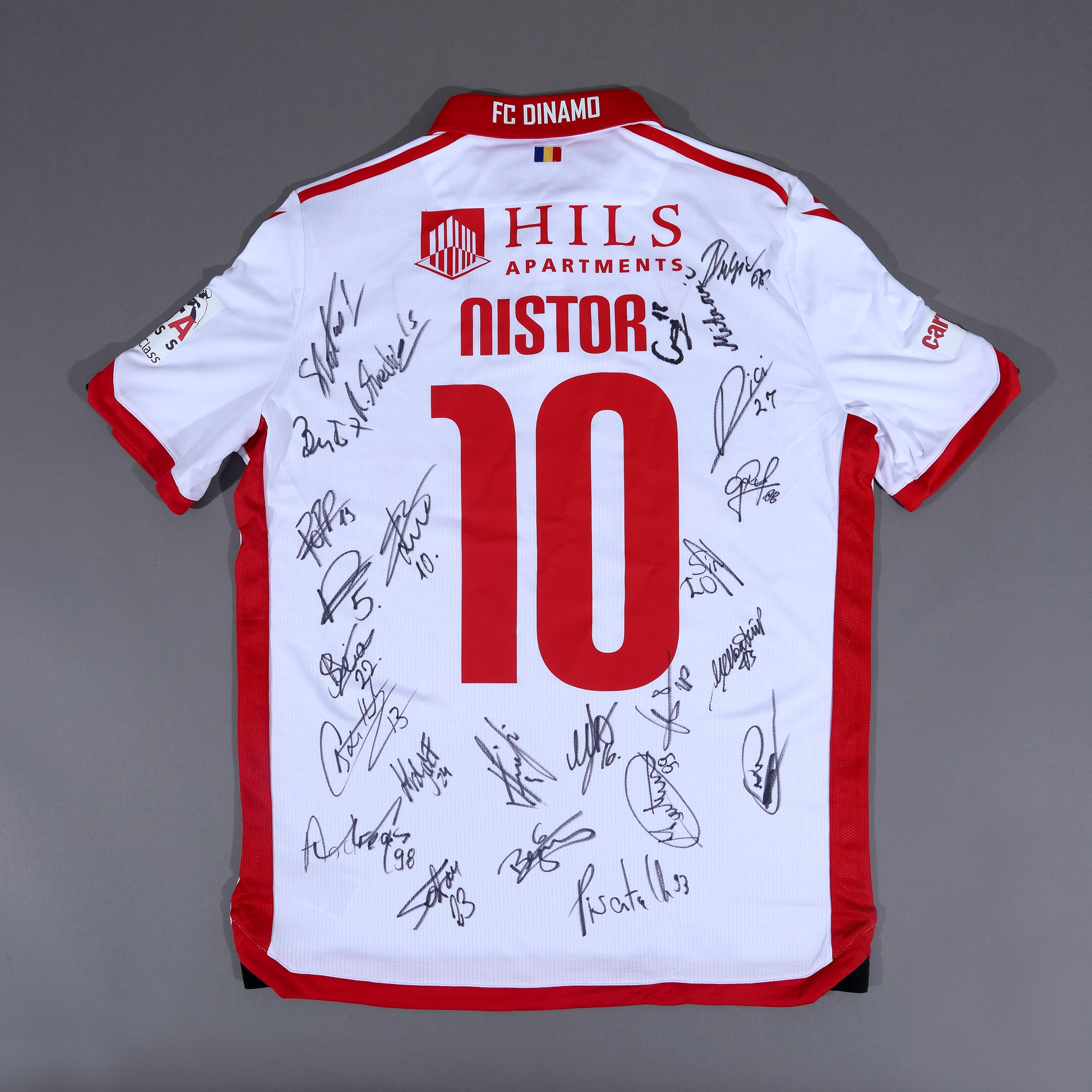 Tricou marca Macron, al echipei F.C. Dinamo București, cu autografele actualului lot de jucători
