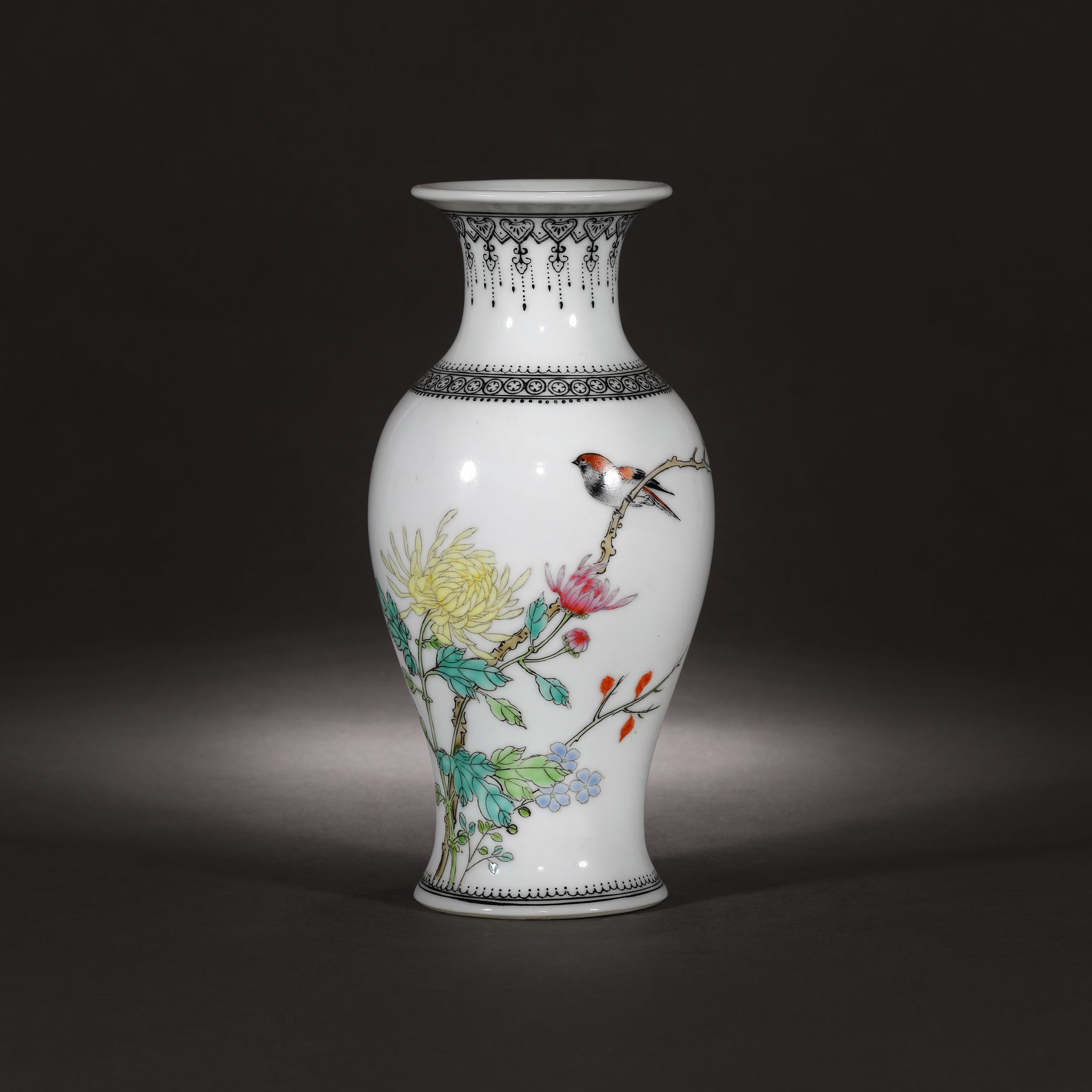 Vas din porțelan decorat cu păsări și crizanteme, semnat Liu Yucen, marcat Jingdezhen, perioada Republicană, China. cca. 1912-1949