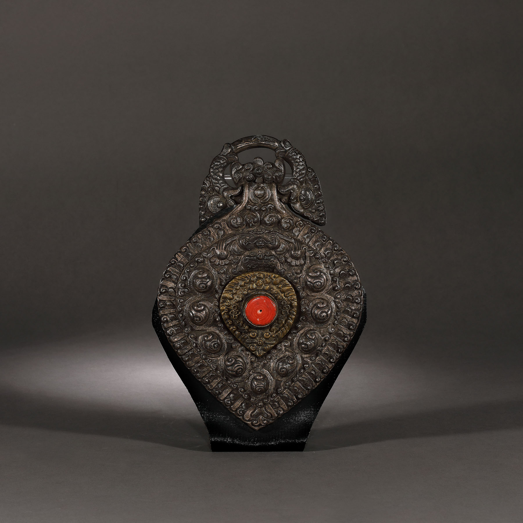 Ornament tibetan, decorat central cu coral, Tibet, începutul sec. XIX