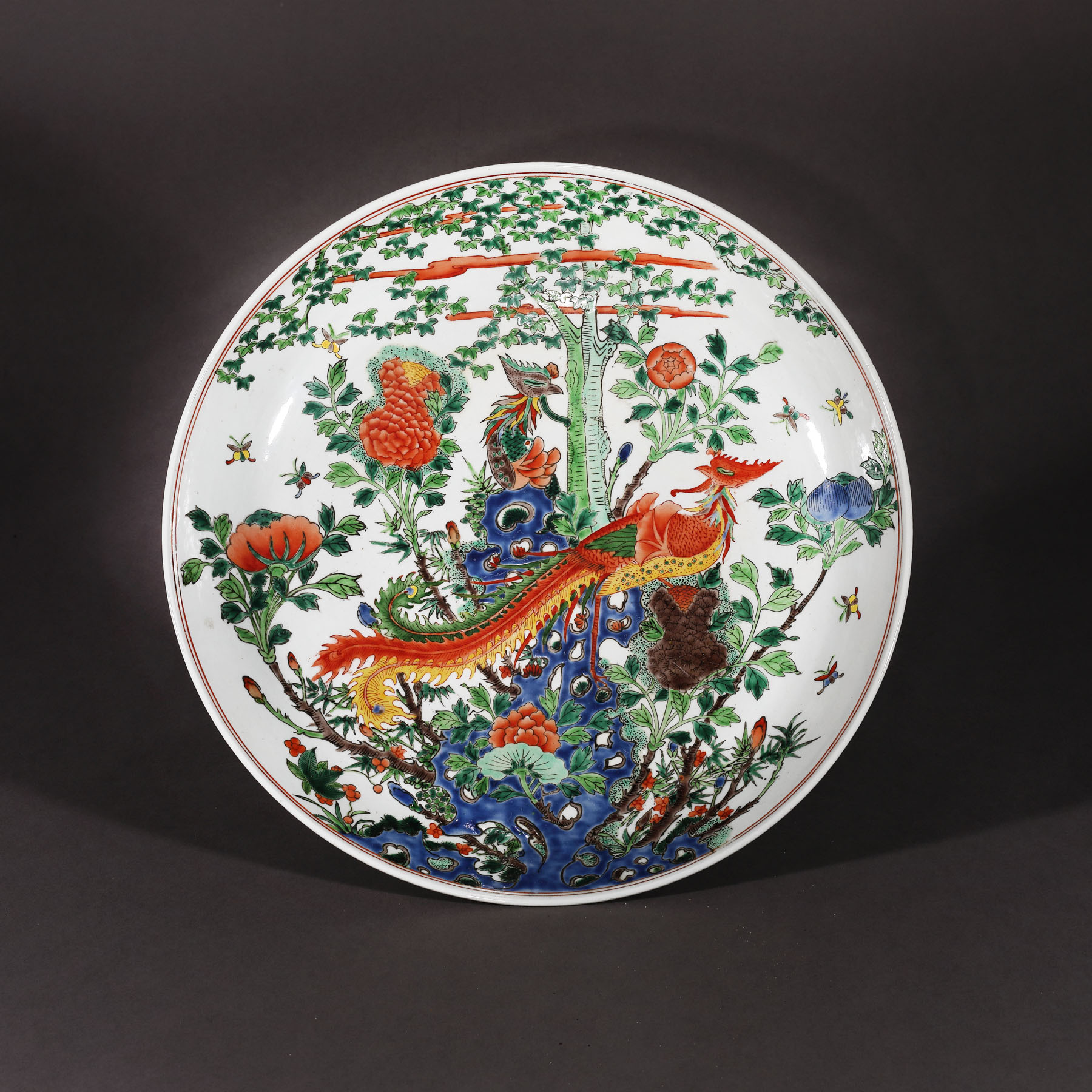 Impresionant platou din porțelan, decorat cu motivul păsării Phoenix, purtând marca retrospectivă Wanli, perioada dinastiei Qing, China, începutul sec. XX