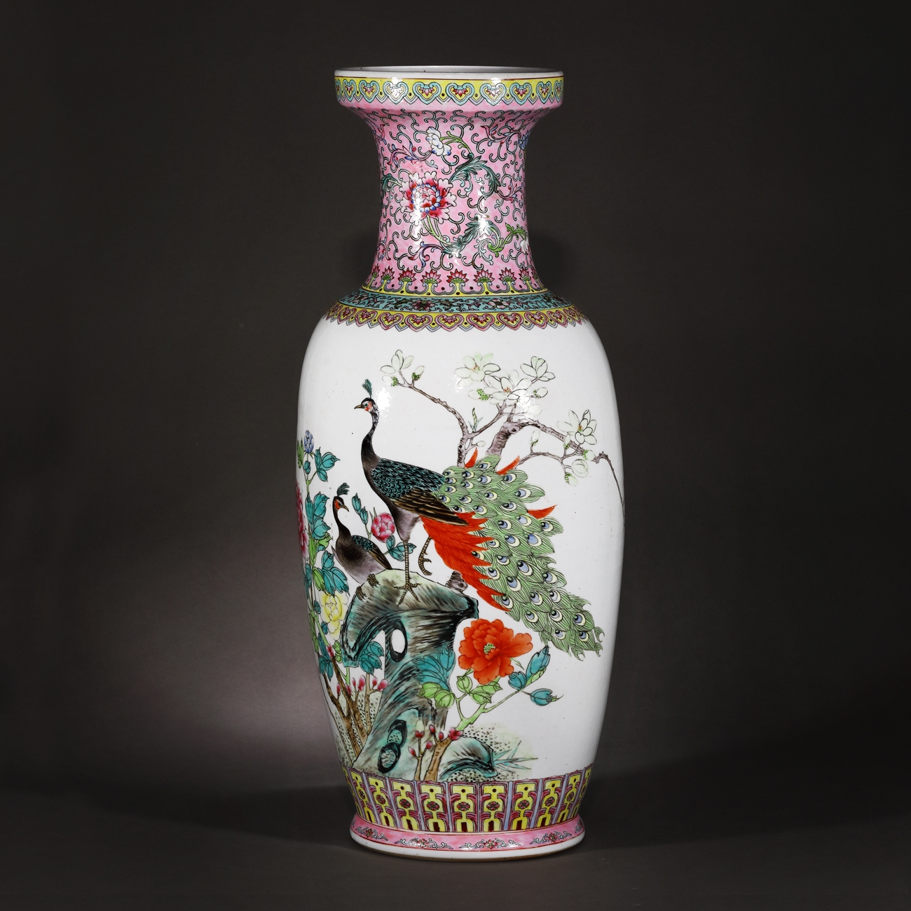 Monumental vas din porțelan, decorat cu păuni și flori, marcat Jingdezhen, perioada Republicană, China, cca. 1912-1949