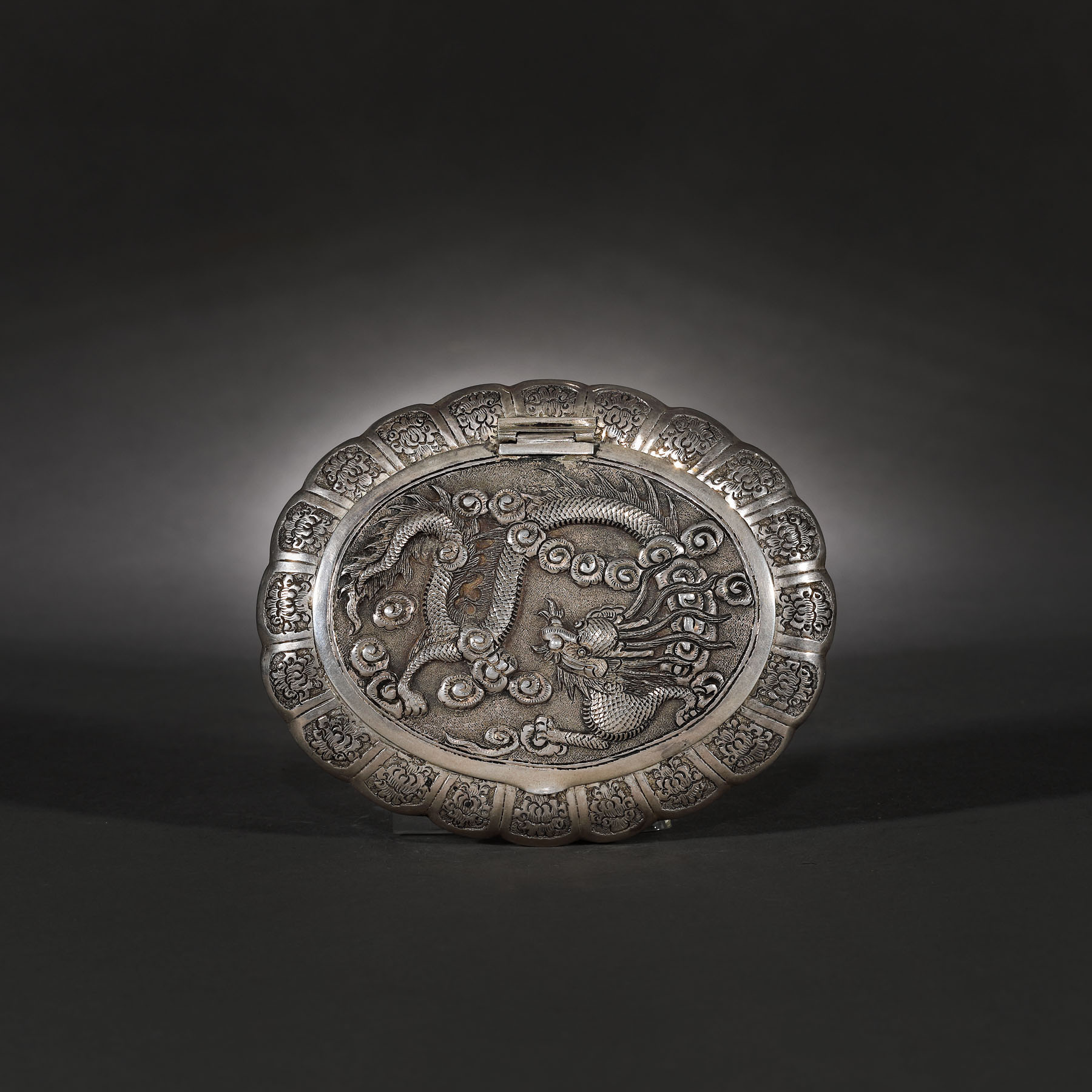Silver compact with a dragon, Meiji Era, Japan, the first half of the 20th century