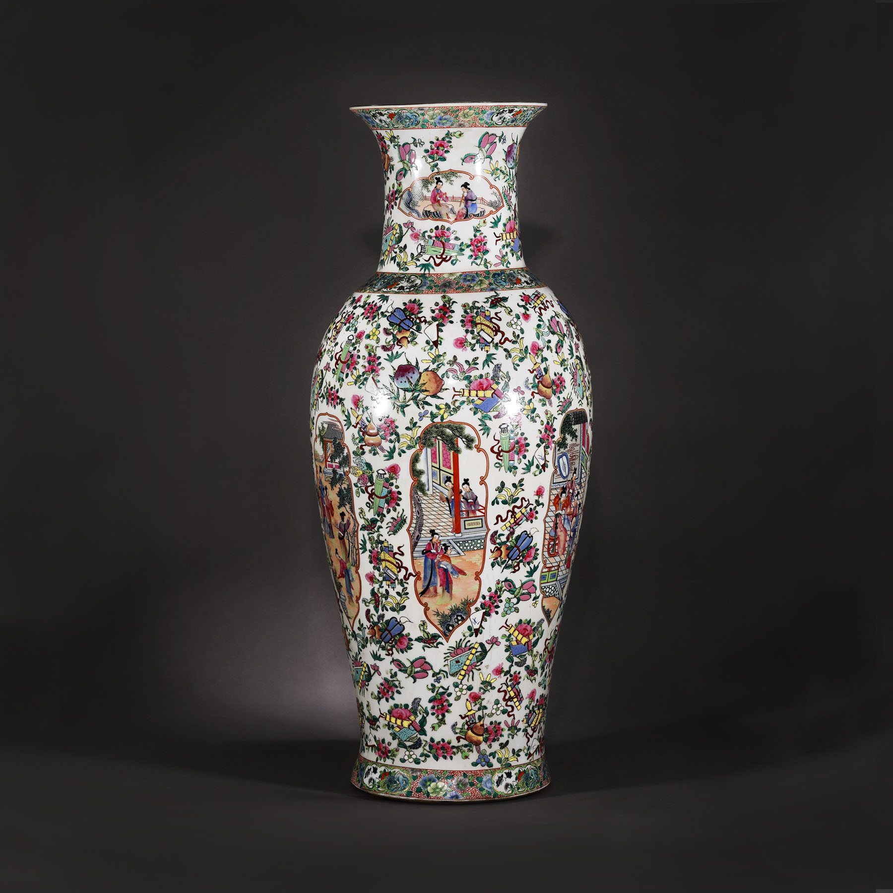 Monumental vas din porțelan, decorat cu motivul ”Celor 100 de antichități”, purtând marca Qianlong, perioada dinastiei Qing, China, sfârșitul sec. XVIII-începutul sec. XIX