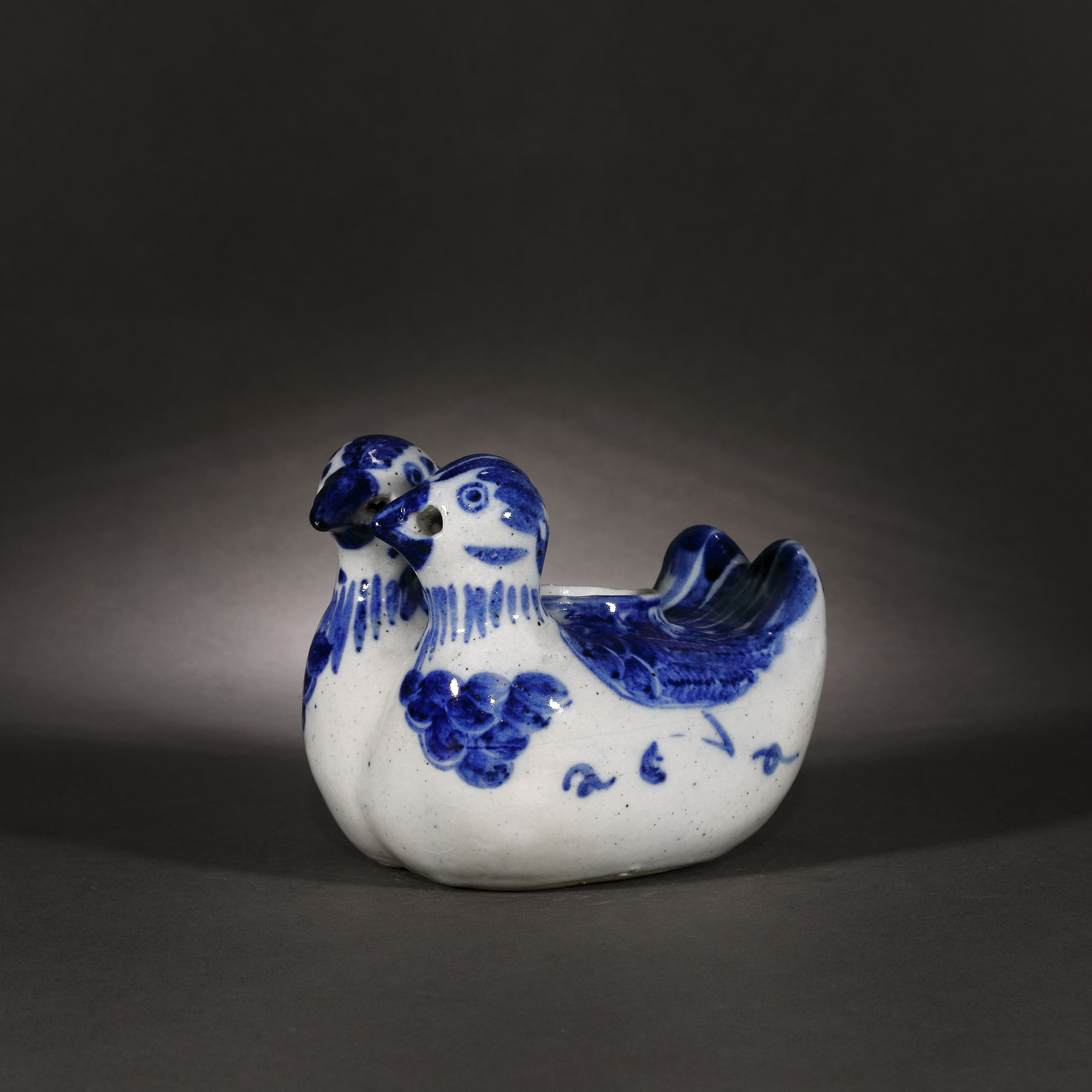 ”Double-duck water dropper” din porțelan, perioada dinastiei Ming, China, sec. XV-XVI