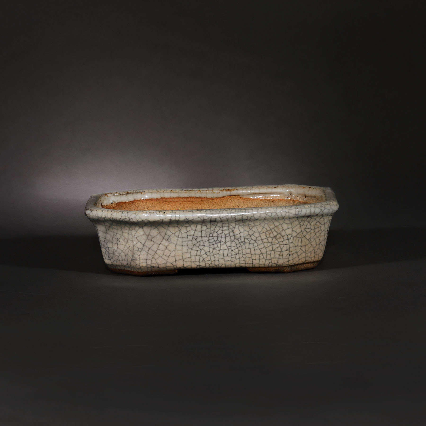 Jardinieră din ceramică cu glazură tip ”Guan” / ”crackled glaze”, începutul dinastiei Ming, China, mijlocul sec. XIV