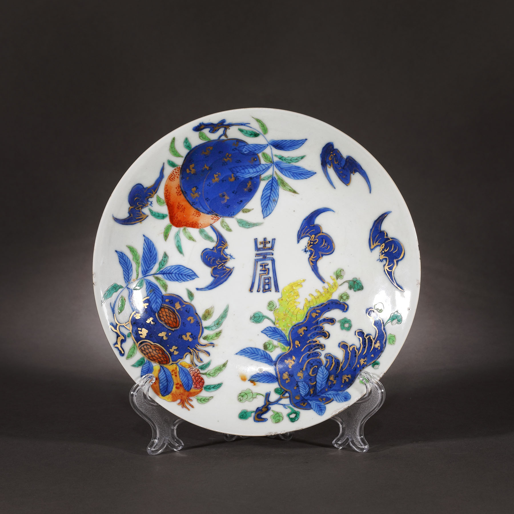 Platou din porțelan, decorat cu motivul  ”Sanduo” (lămâie, rodie și piersică), în tehnica doucai, purtând marca retrospectivă Jiajing, perioada dinastiei Qing, China, sec. XVIII