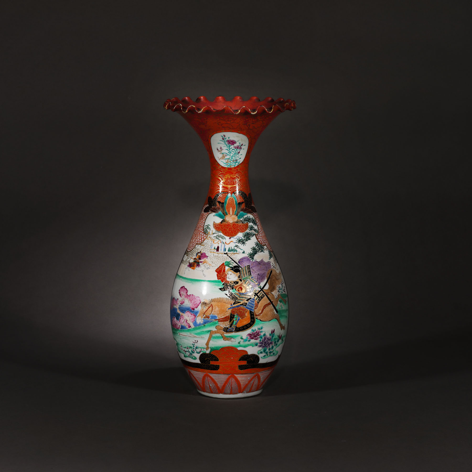 Vas Kutani, din porțelan, decorat cu o scenă de luptă, perioada Meiji, Japonia, sec. XIX