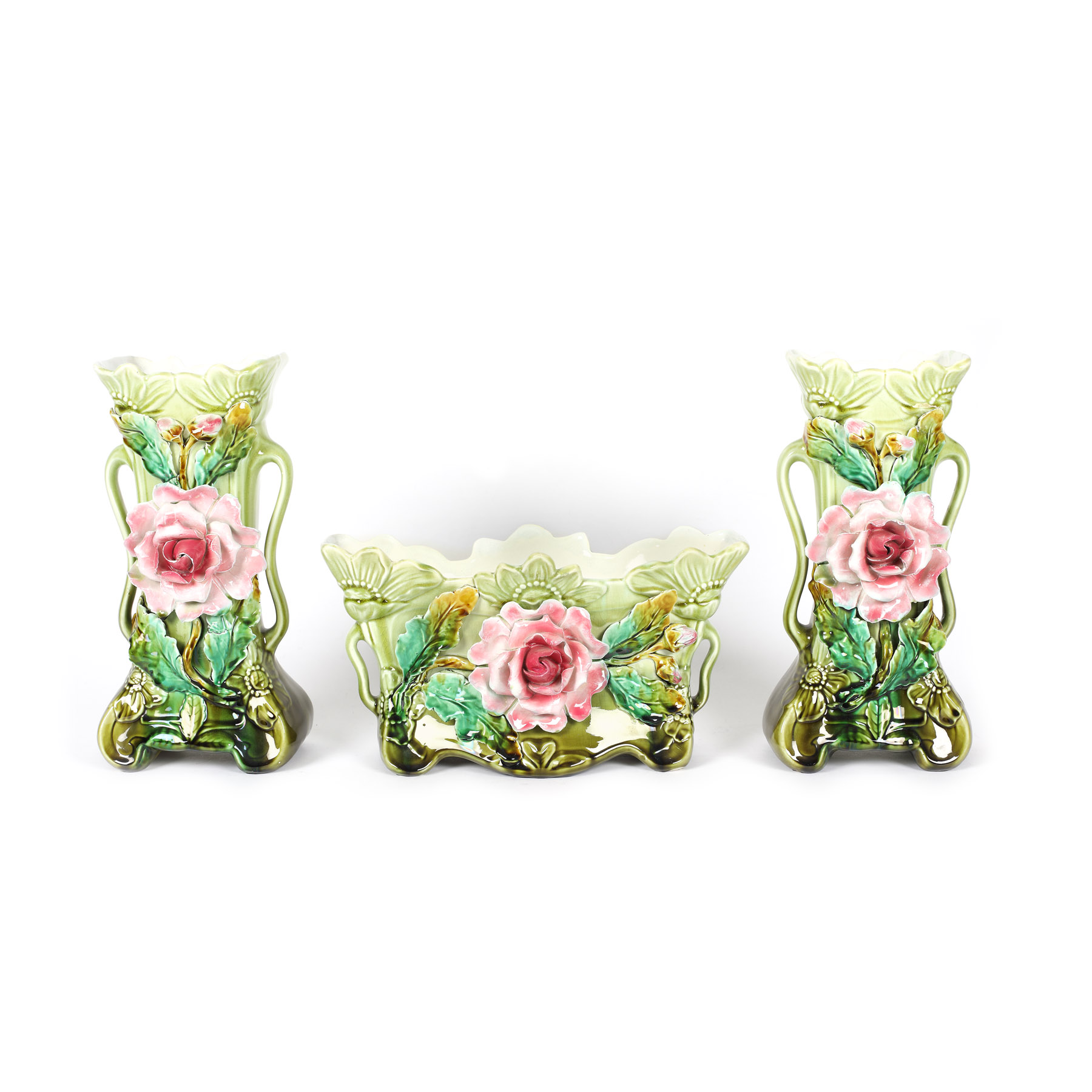 Garnitură pentru șemineu, formată din fructieră și două vase, cu decor floral în relief, începutul sec. XX
