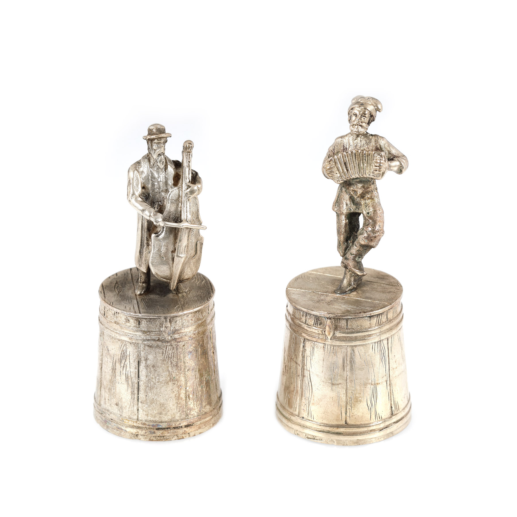Pereche de figurine miniaturale din argint, ilustrând doi menestrei