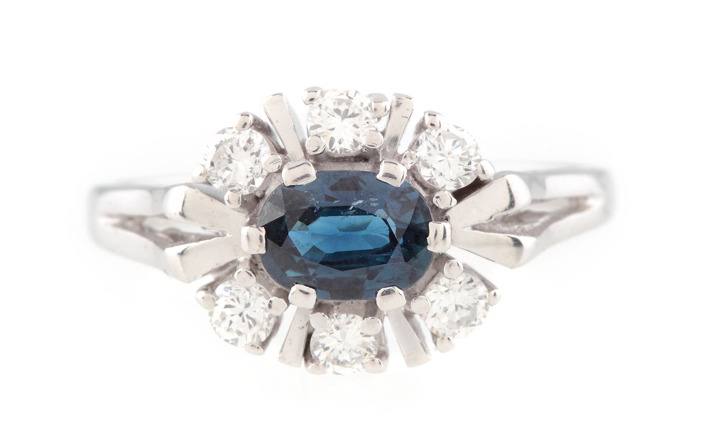White gold ring, decorated with sapphire and diamonds