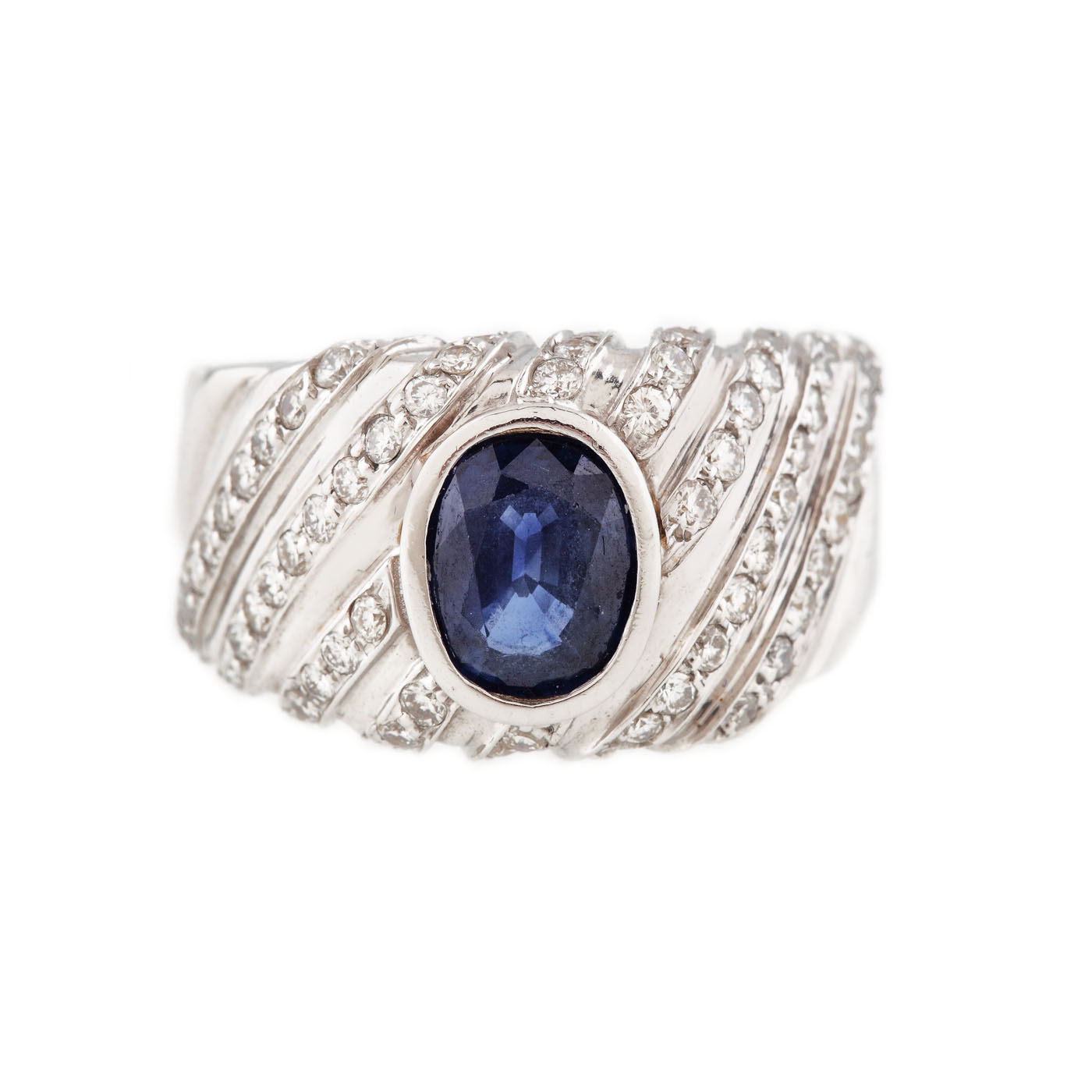 Frumos inel din aur alb, decorat cu safir și suite de diamante