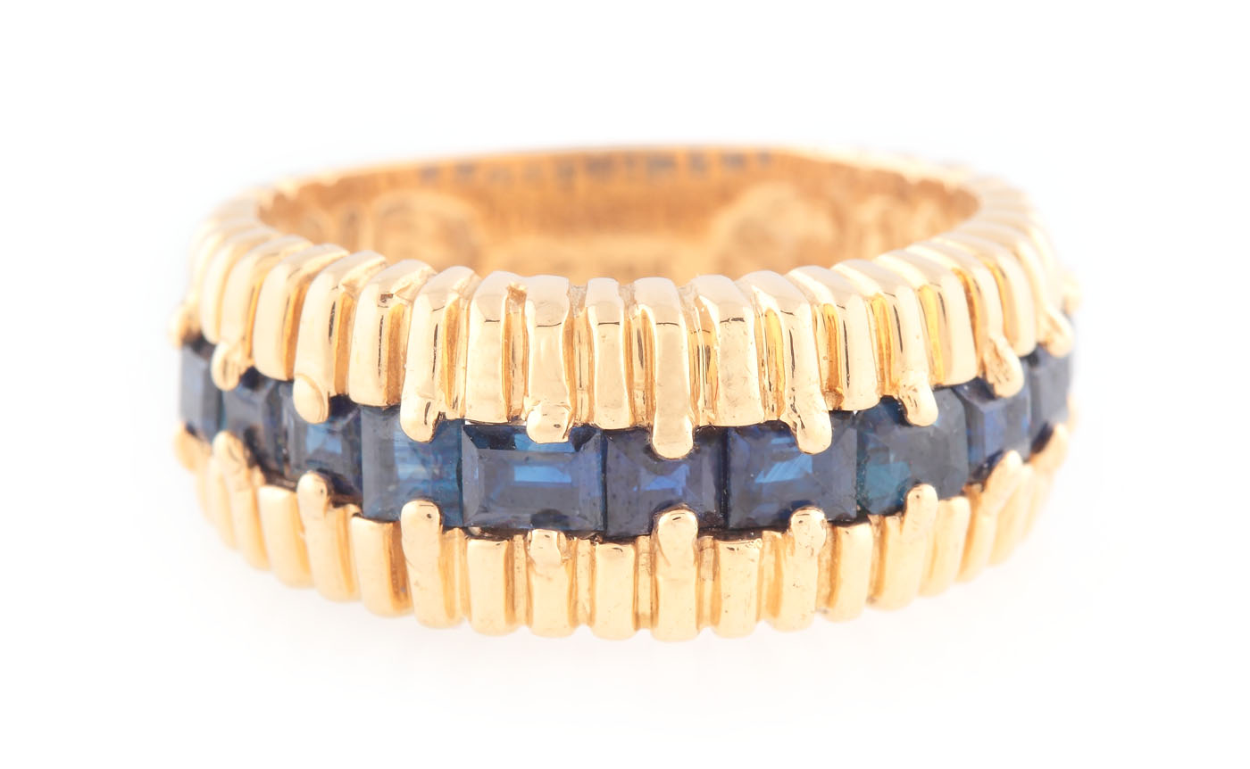 Gold ring, ornate with a suite of sapphires