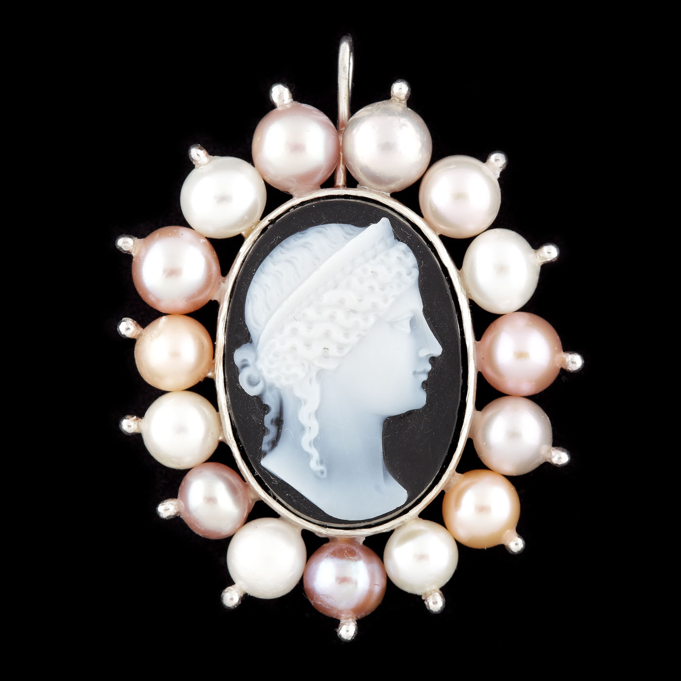 Silver "Belle Epoque" pendant, decorated with chalcedony cameo and pearls 