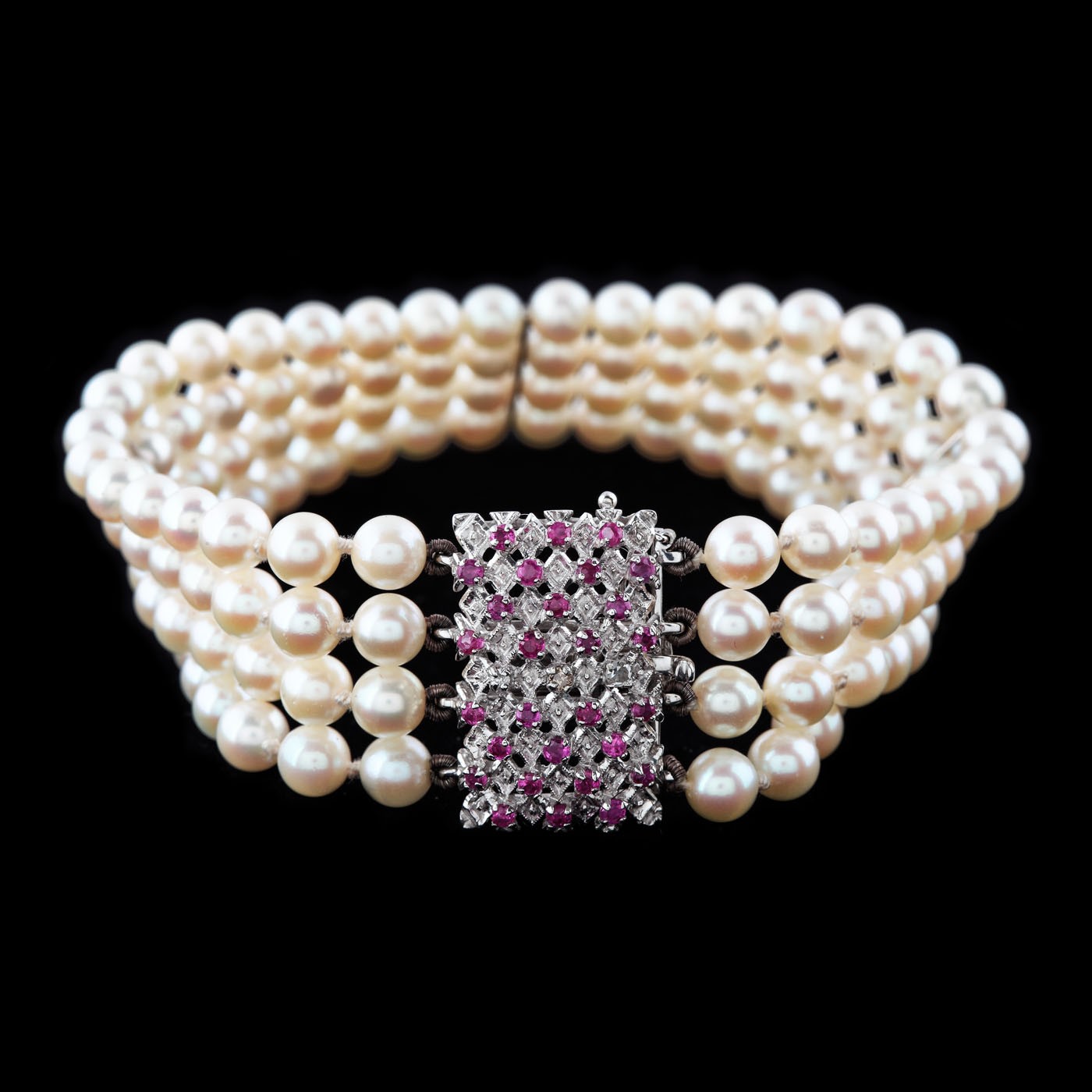 Pearl bracelet with a beautiful white gold clasp paved with diamonds and rubies