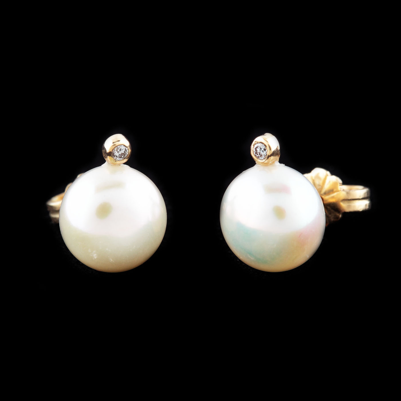 Pair of gold earrings, decorated with diamonds and pearls