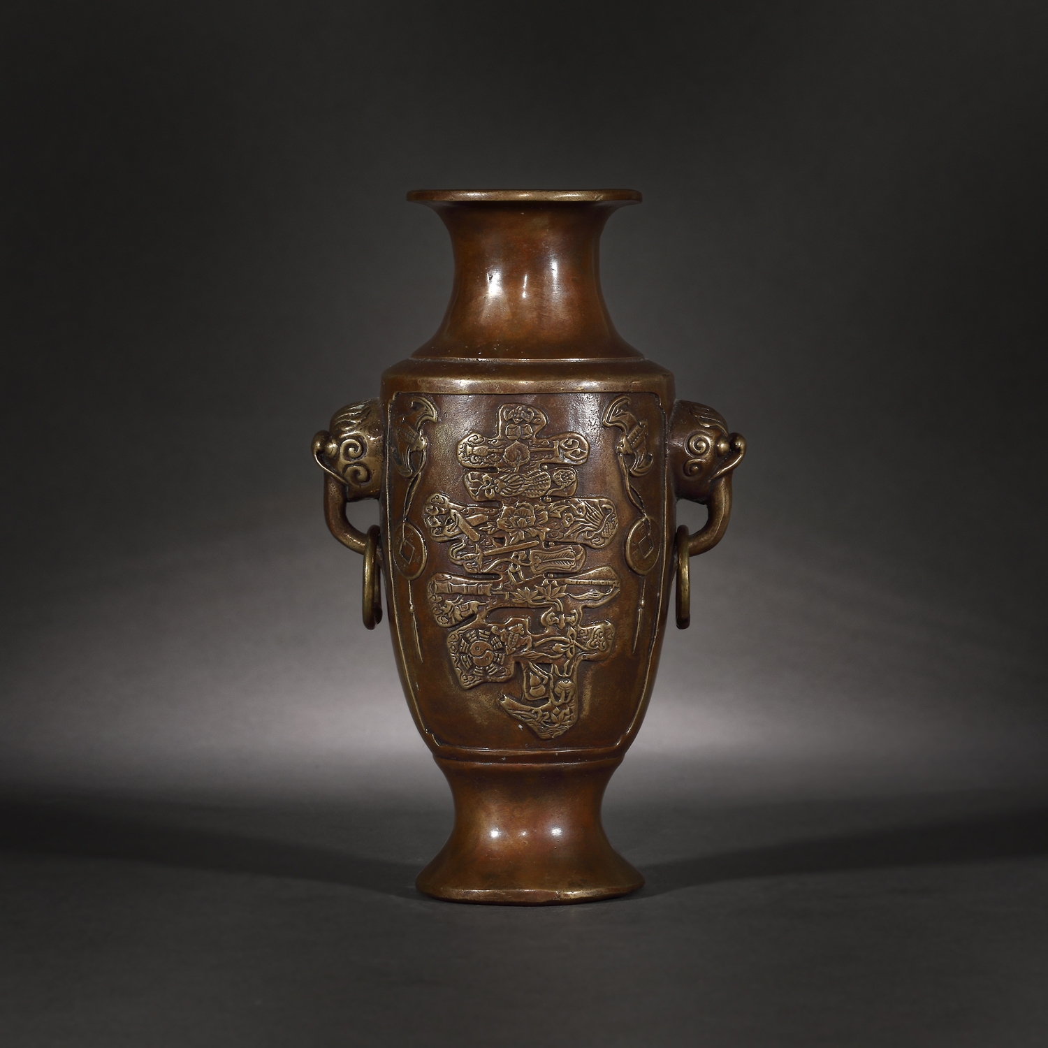 Vas cu anse, din bronz patinat, ilustrând ideograma ”Fu” (noroc), marcat ”Da Qing Yu Zhi”, perioada dinastiei Qing, China, sec. XVIII